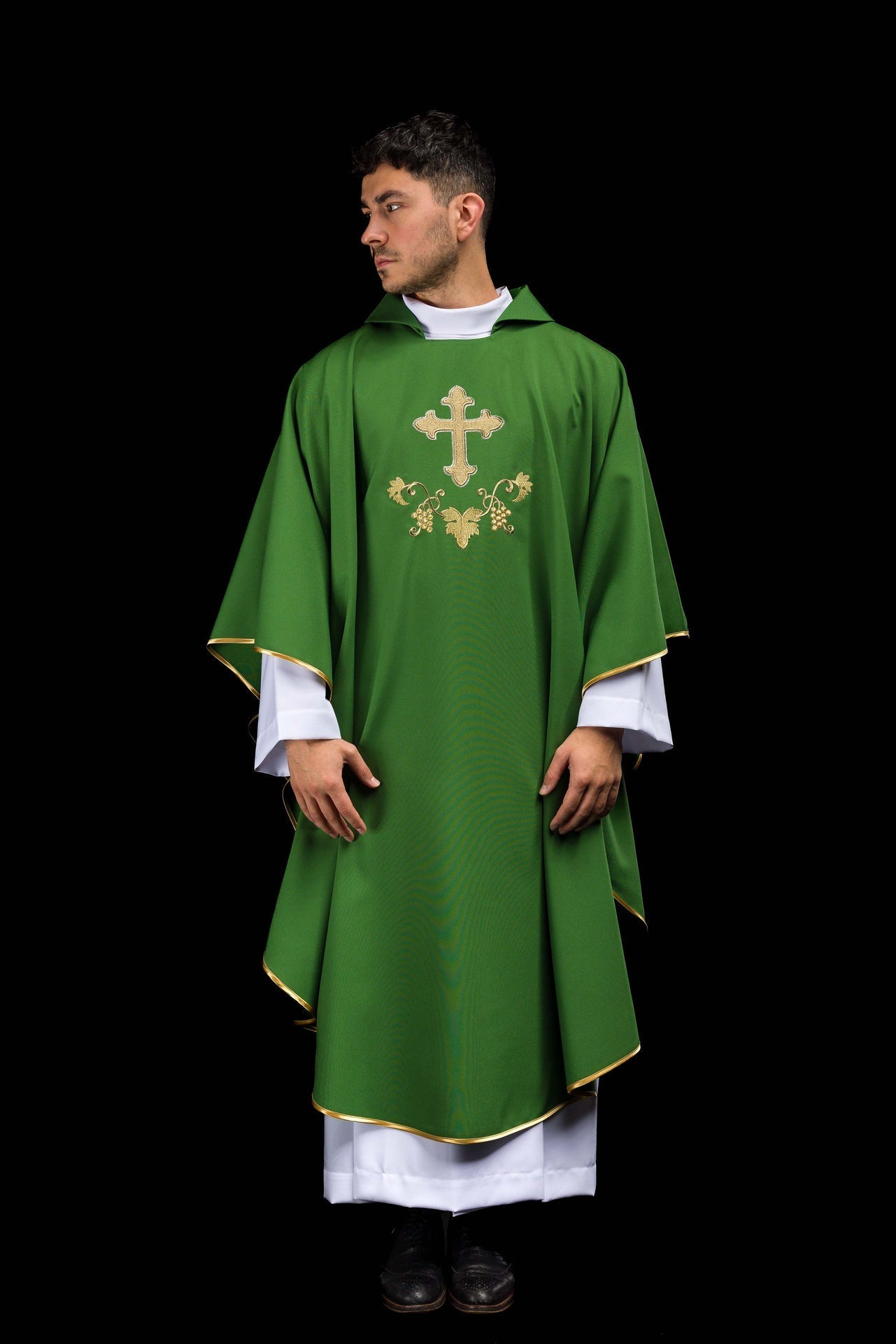 Ornat Liturgiczny Zielony z Haftowanym Krzyżem i Kołnierzem Karo - SZATYLITURGICZNE.PL