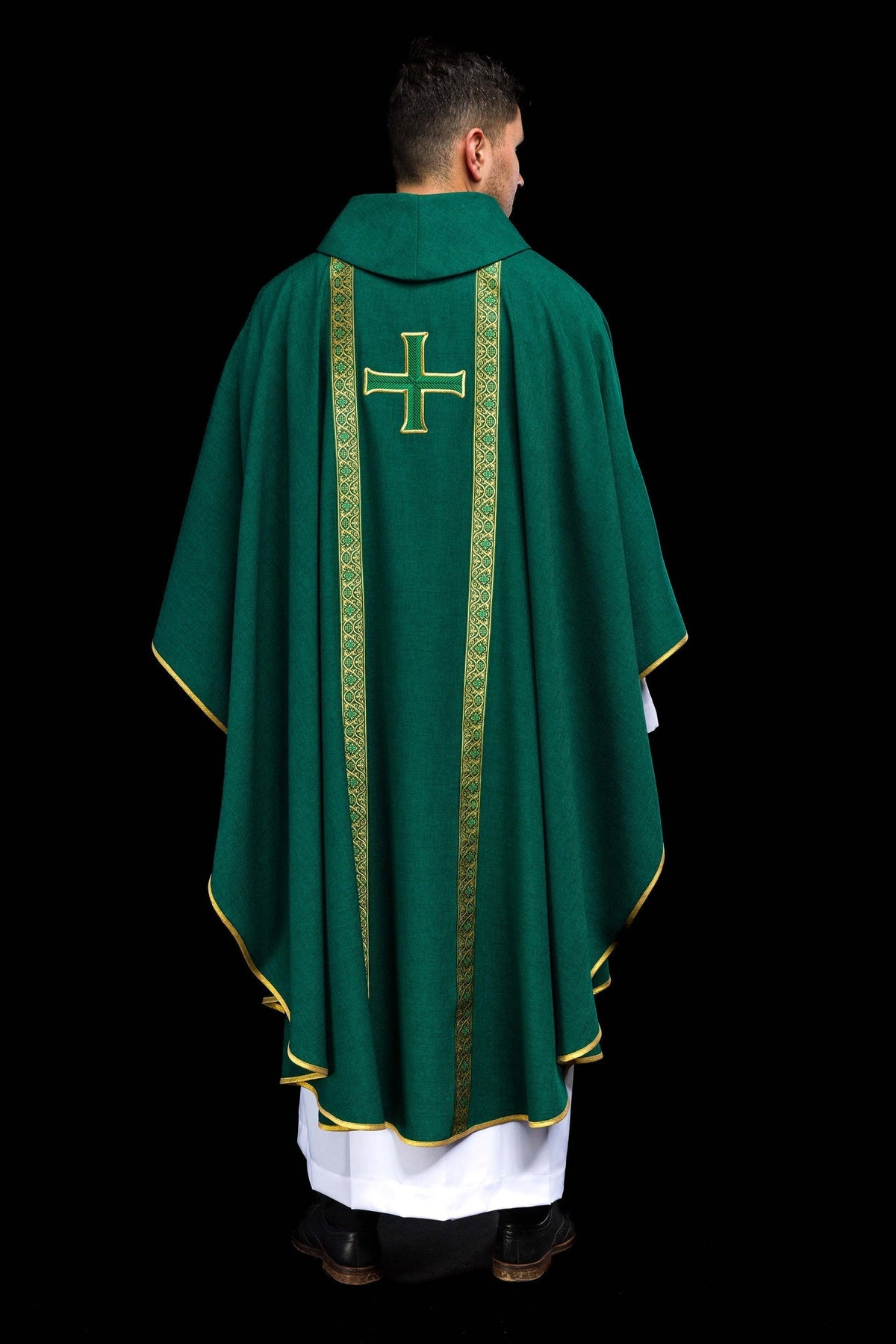 Ornat liturgiczny zielony z haftowanym krzyżem i taśmami żakardowymi - SZATYLITURGICZNE.PL