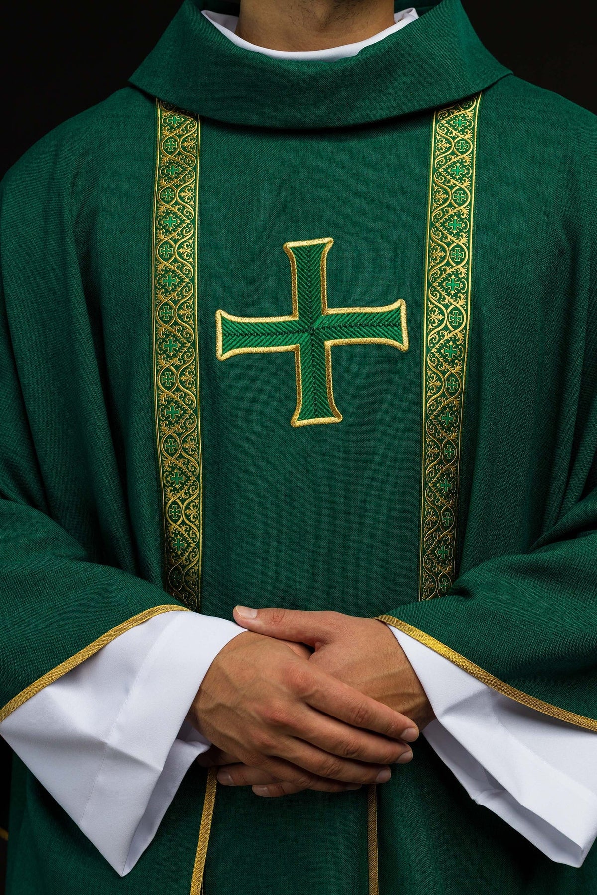 Ornat liturgiczny zielony z haftowanym krzyżem i taśmami żakardowymi - SZATYLITURGICZNE.PL