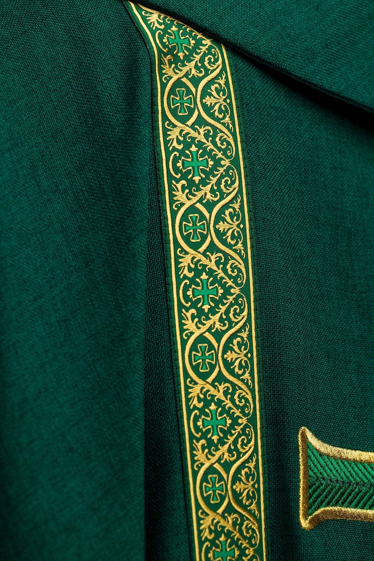 Ornat liturgiczny zielony z haftowanym krzyżem i taśmami żakardowymi - SZATYLITURGICZNE.PL