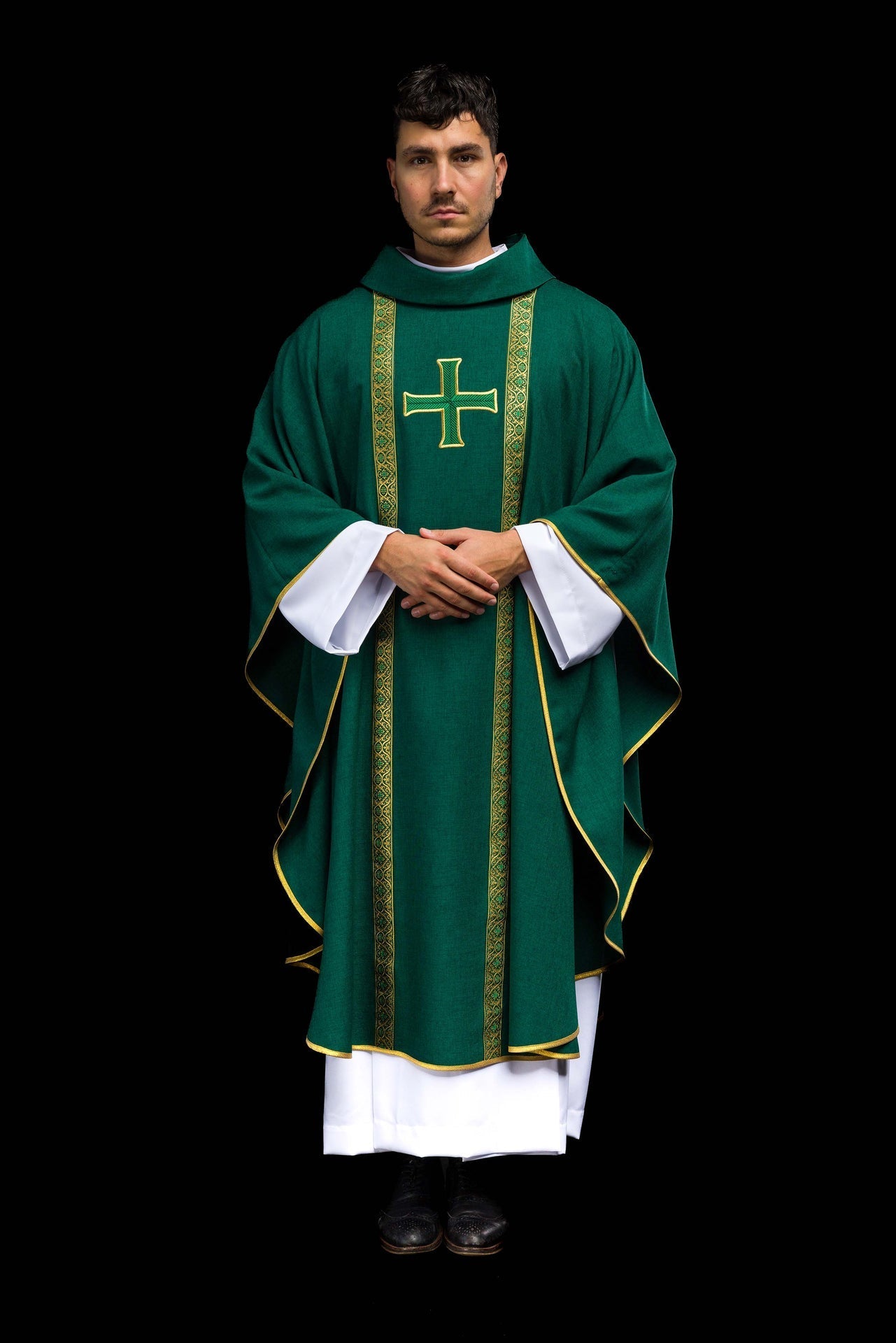Ornat liturgiczny zielony z haftowanym krzyżem i taśmami żakardowymi - SZATYLITURGICZNE.PL