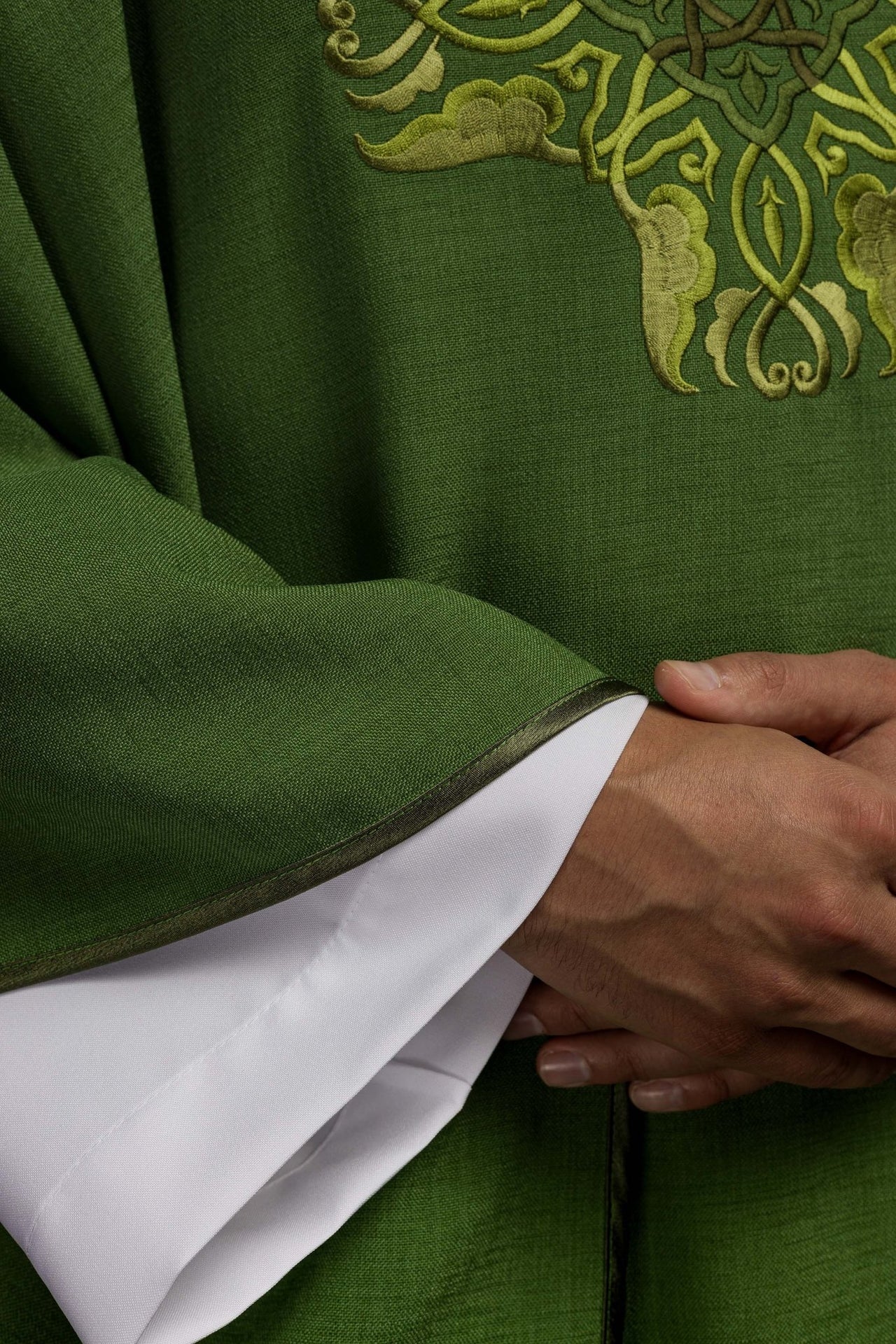 Ornat Liturgiczny Zielony z Haftowanym Krzyżem i Złotą Lamówką - SZATYLITURGICZNE.PL