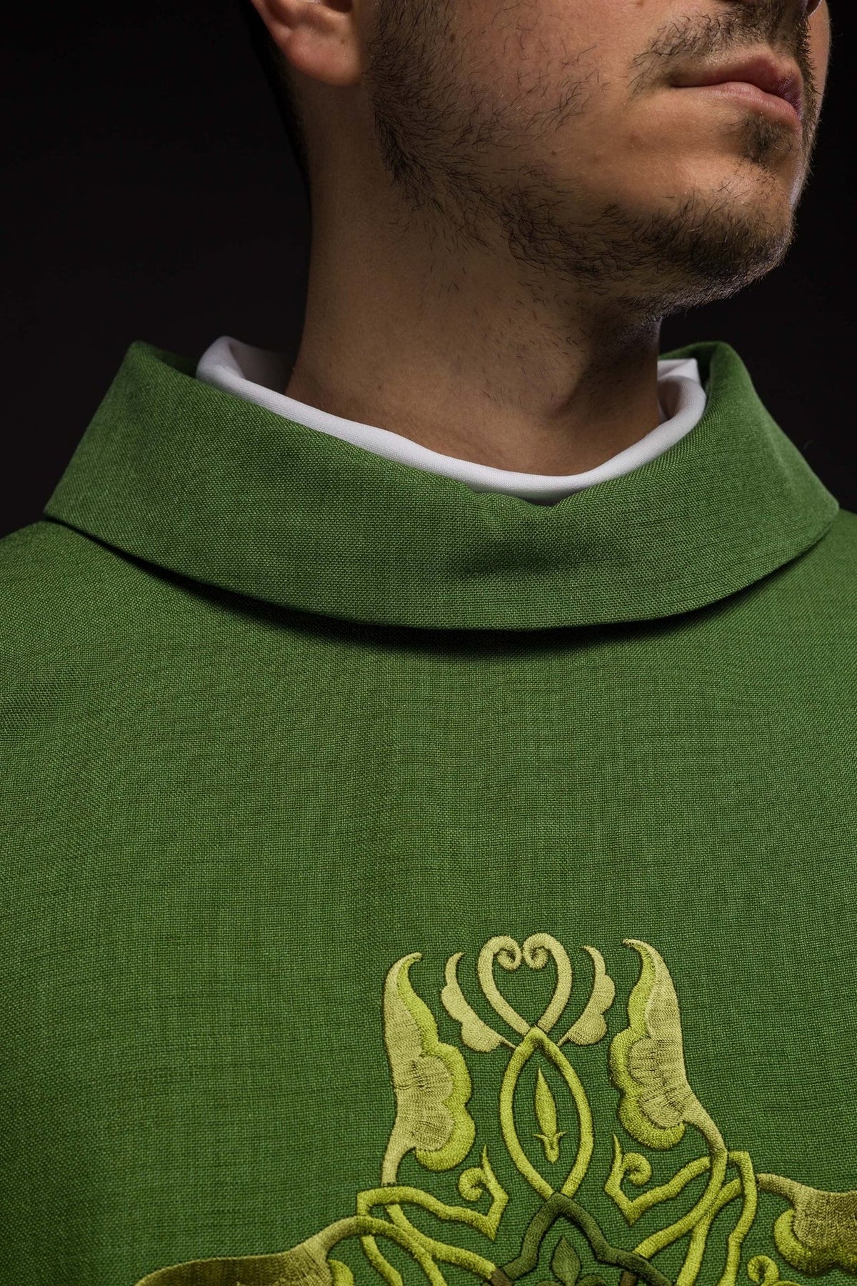 Ornat Liturgiczny Zielony z Haftowanym Krzyżem i Złotą Lamówką - SZATYLITURGICZNE.PL