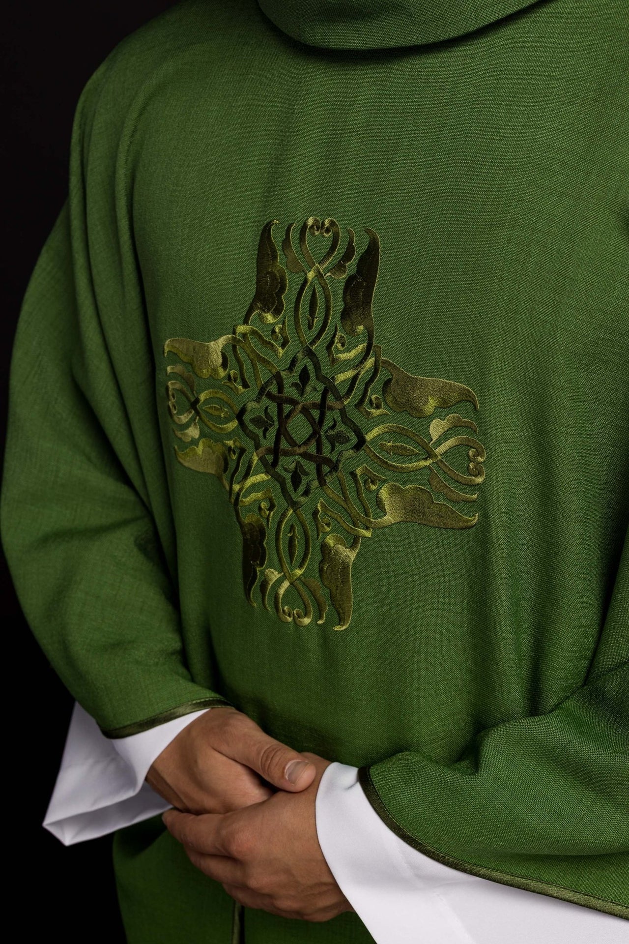 Ornat Liturgiczny Zielony z Haftowanym Krzyżem i Złotą Lamówką - SZATYLITURGICZNE.PL