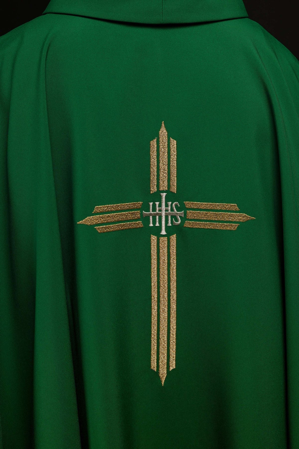 Ornat Liturgiczny Zielony z Haftowanym Krzyżem IHS - SZATYLITURGICZNE.PL