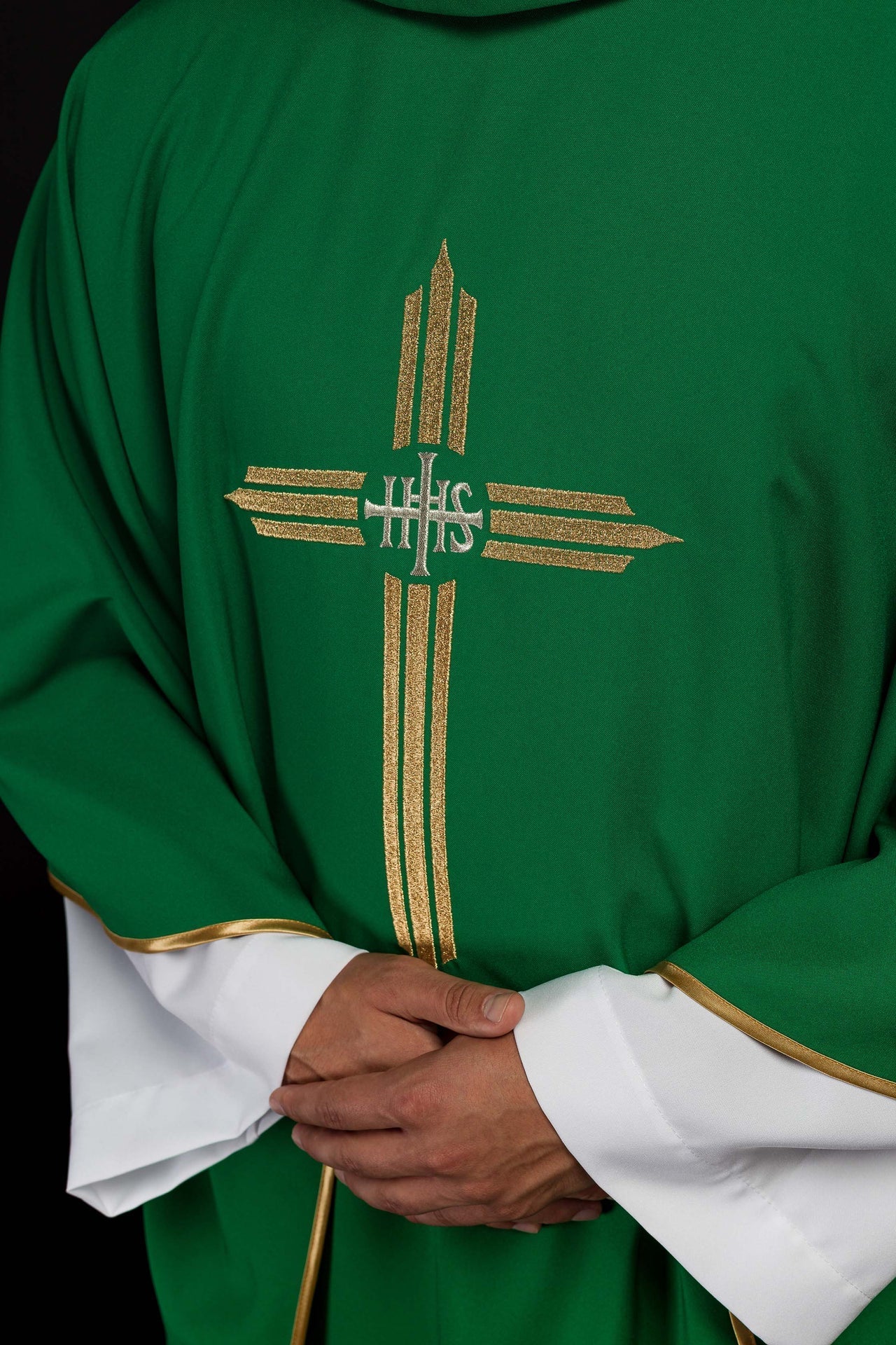 Ornat Liturgiczny Zielony z Haftowanym Krzyżem IHS - SZATYLITURGICZNE.PL
