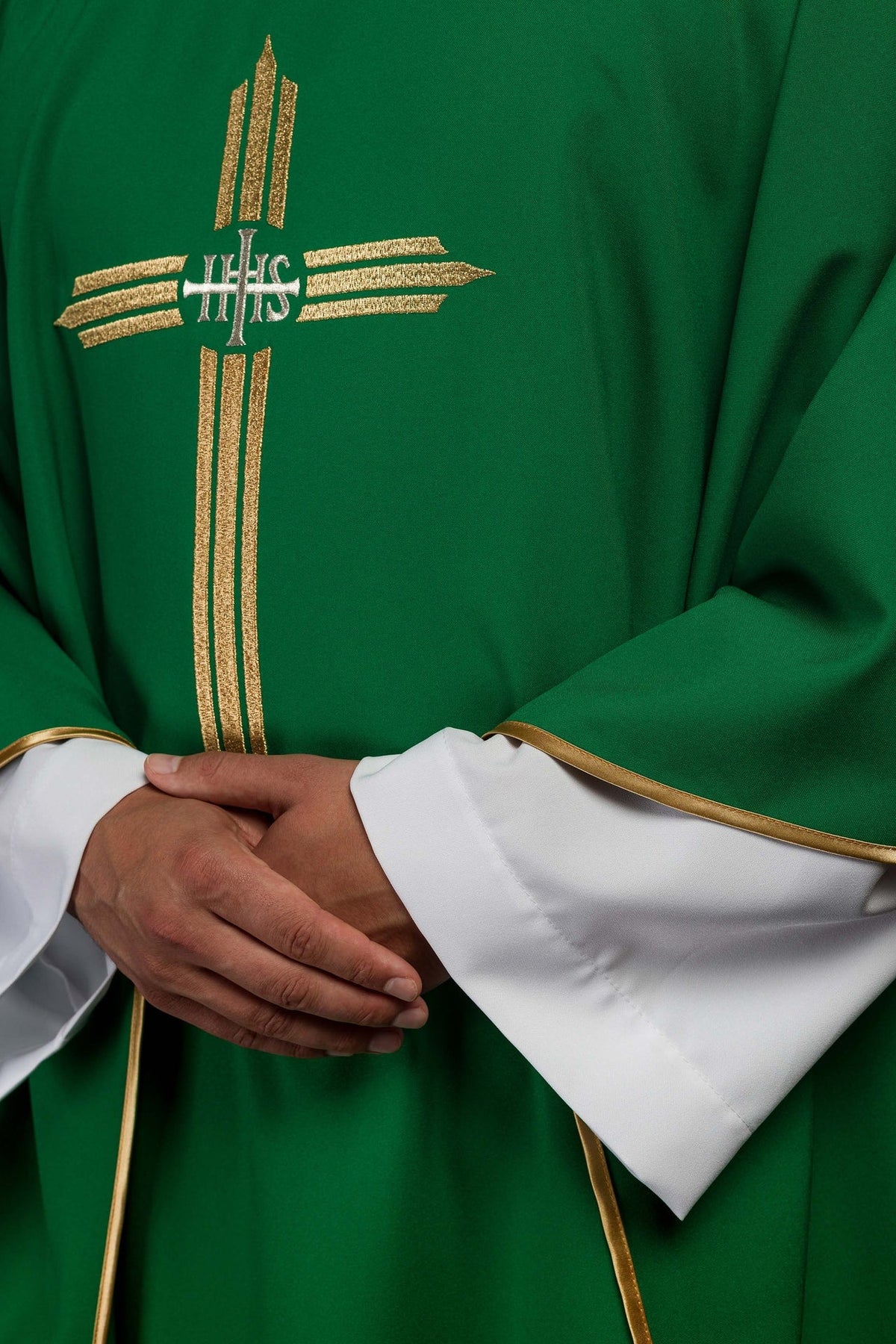 Ornat Liturgiczny Zielony z Haftowanym Krzyżem IHS - SZATYLITURGICZNE.PL