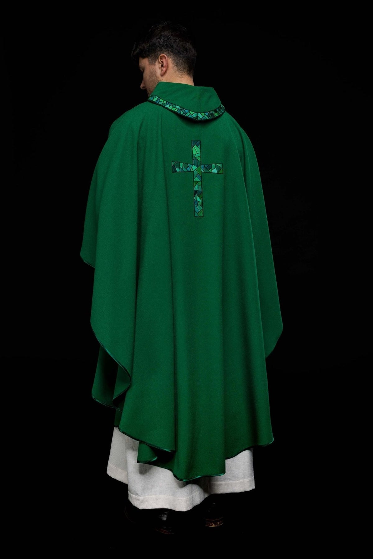 Ornat Liturgiczny Zielony z Haftowanym Krzyżem Mozaikowym - SZATYLITURGICZNE.PL
