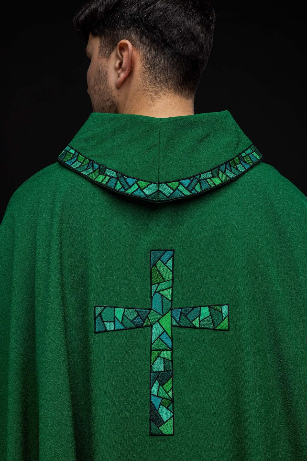 Ornat Liturgiczny Zielony z Haftowanym Krzyżem Mozaikowym - SZATYLITURGICZNE.PL