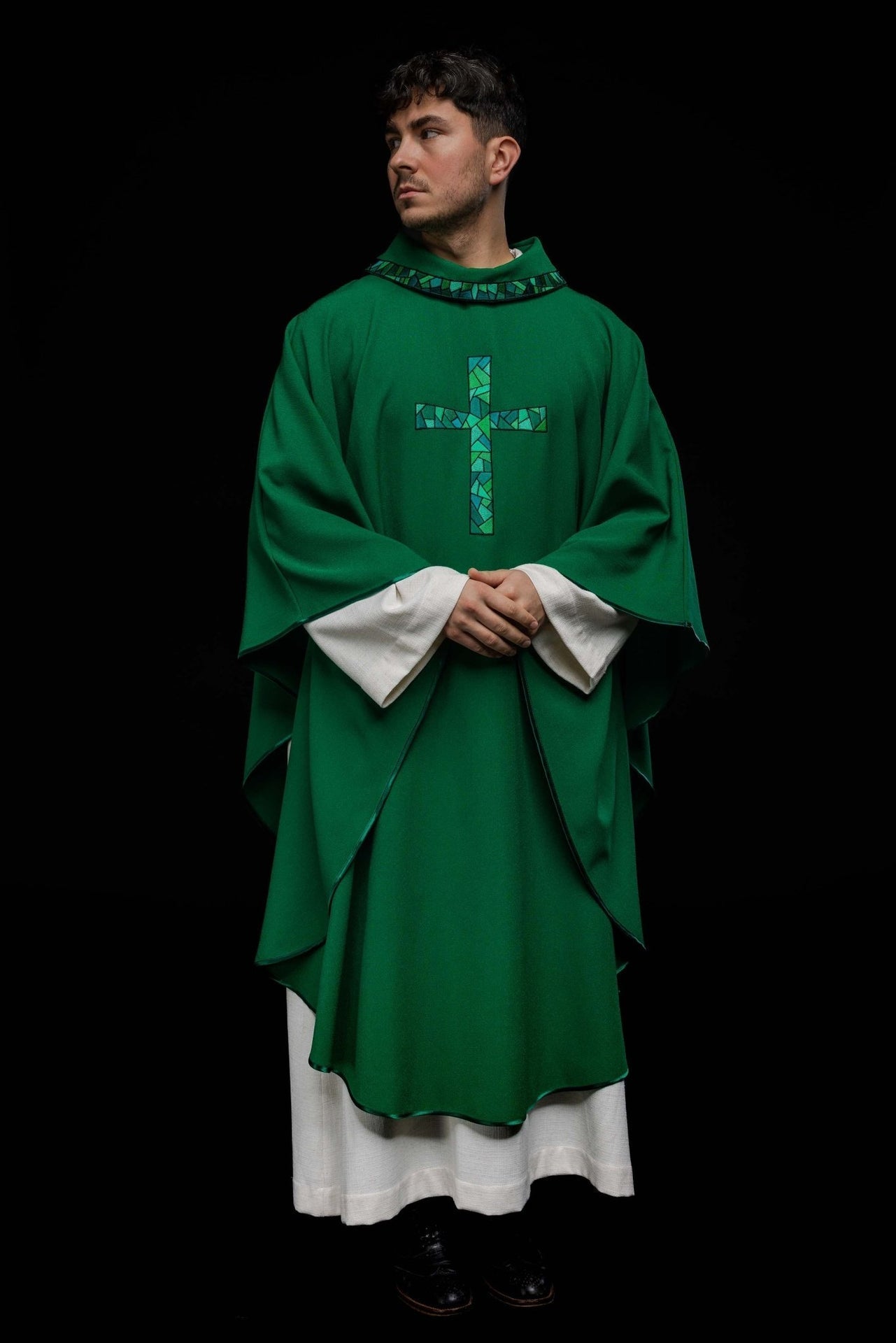 Ornat Liturgiczny Zielony z Haftowanym Krzyżem Mozaikowym - SZATYLITURGICZNE.PL