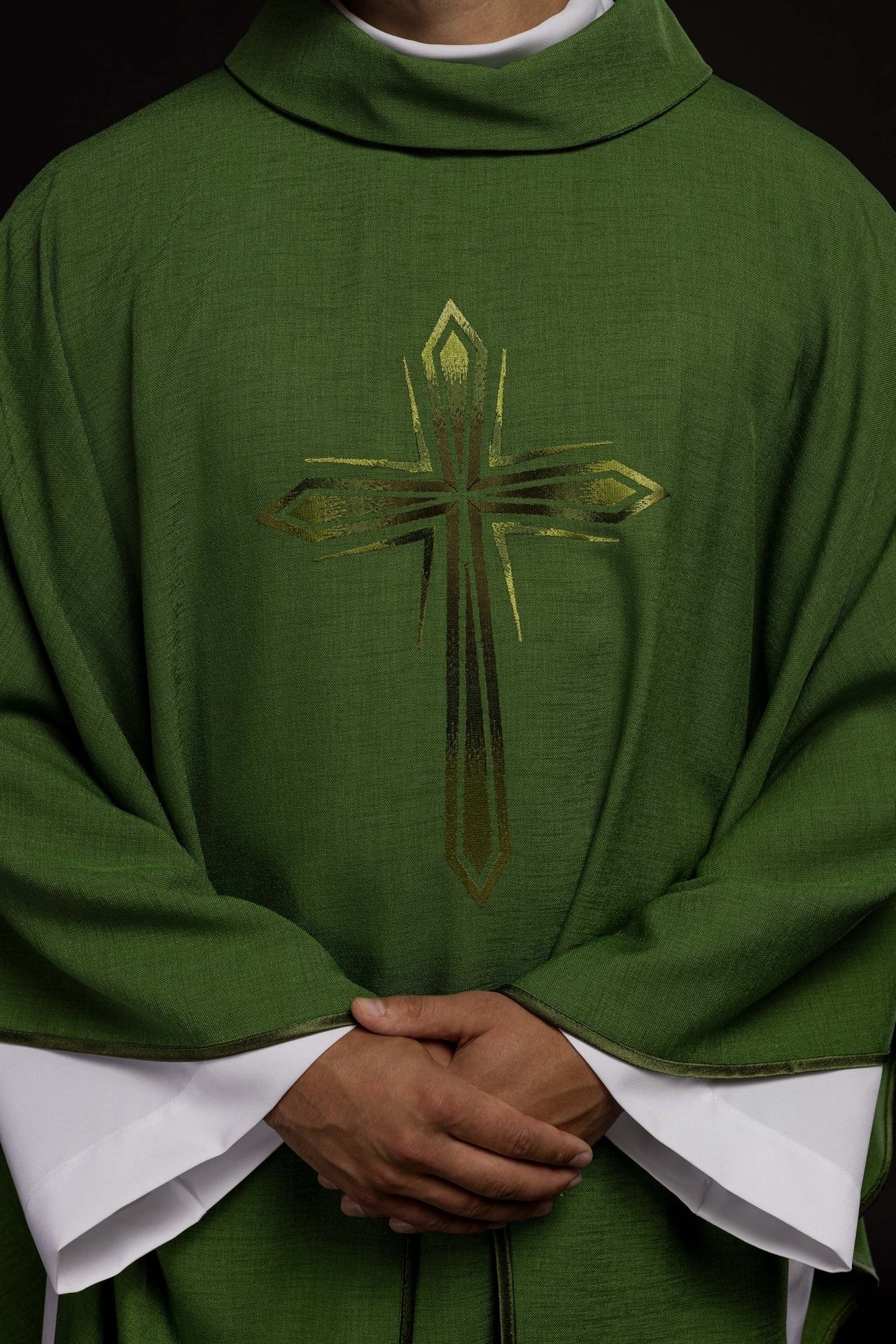 Ornat Liturgiczny Zielony z Haftowanym Krzyżem - Polski Producent - SZATYLITURGICZNE.PL