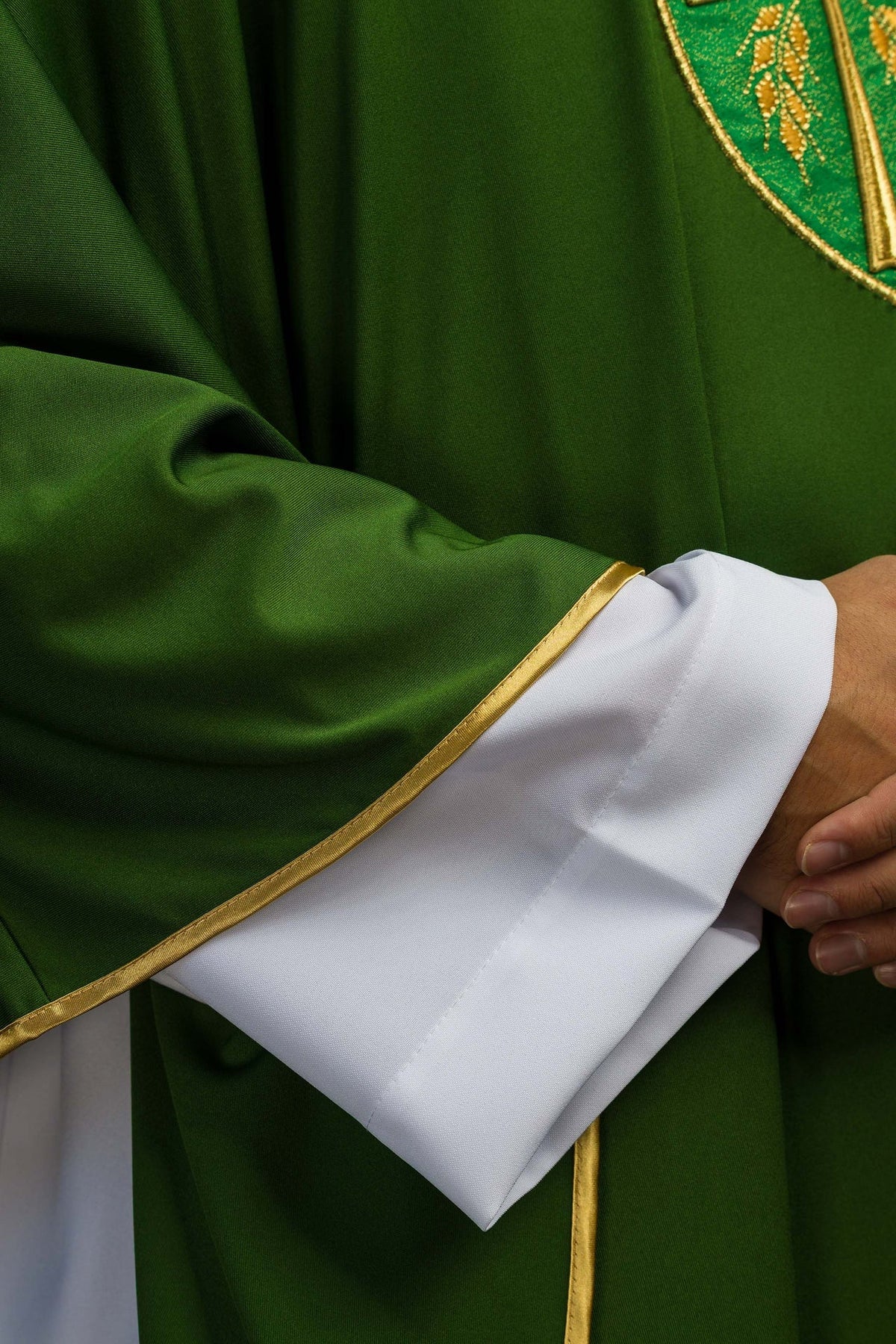 Ornat Liturgiczny Zielony z Haftowanym Krzyżem - SACROLITE - SZATYLITURGICZNE.PL