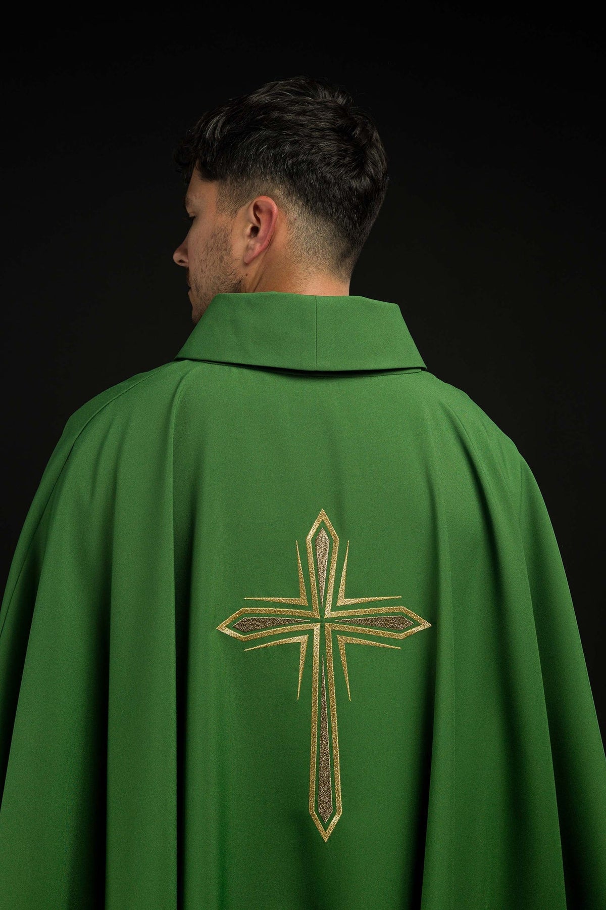 Ornat Liturgiczny Zielony z Haftowanym Krzyżem Złotą Nicią - SZATYLITURGICZNE.PL