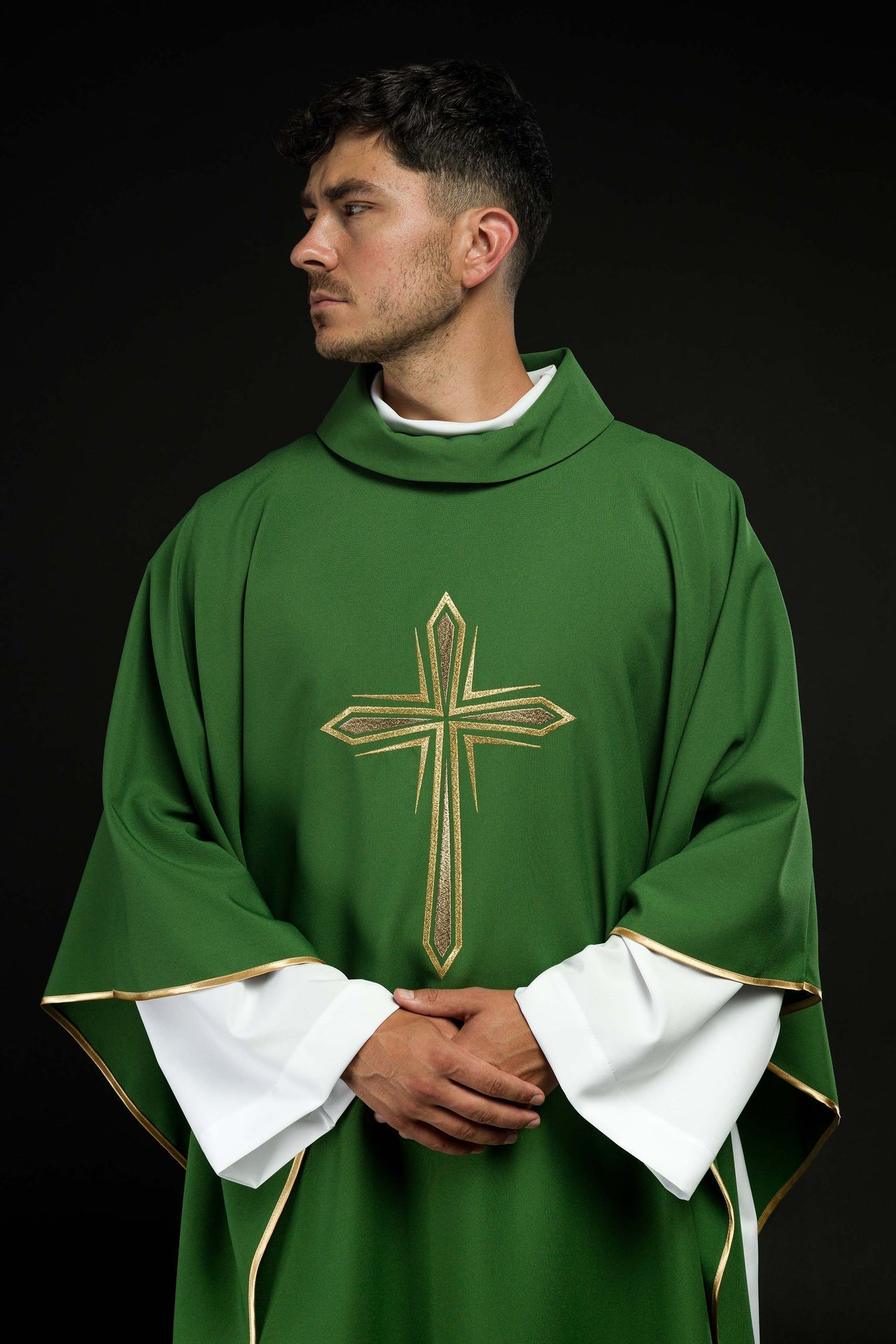 Ornat Liturgiczny Zielony z Haftowanym Krzyżem Złotą Nicią - SZATYLITURGICZNE.PL