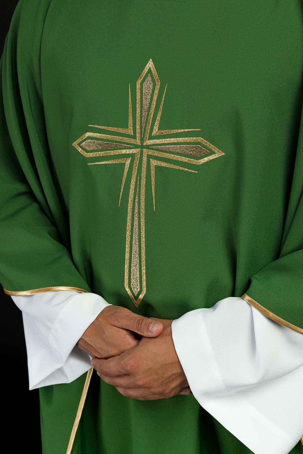 Ornat Liturgiczny Zielony z Haftowanym Krzyżem Złotą Nicią - SZATYLITURGICZNE.PL