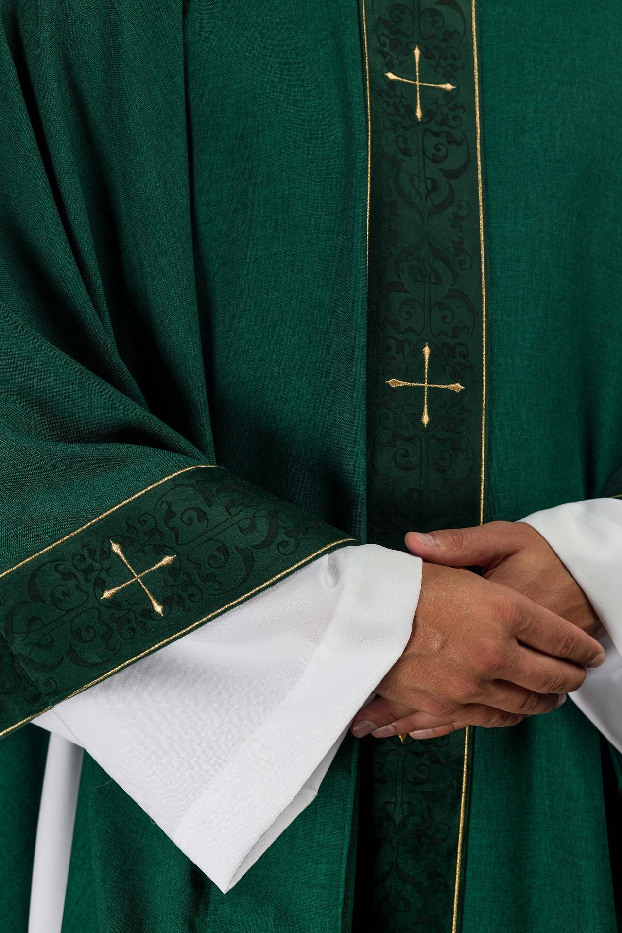 Ornat Liturgiczny Zielony z Haftowanym Pasem i Krzyżami - SZATYLITURGICZNE.PL