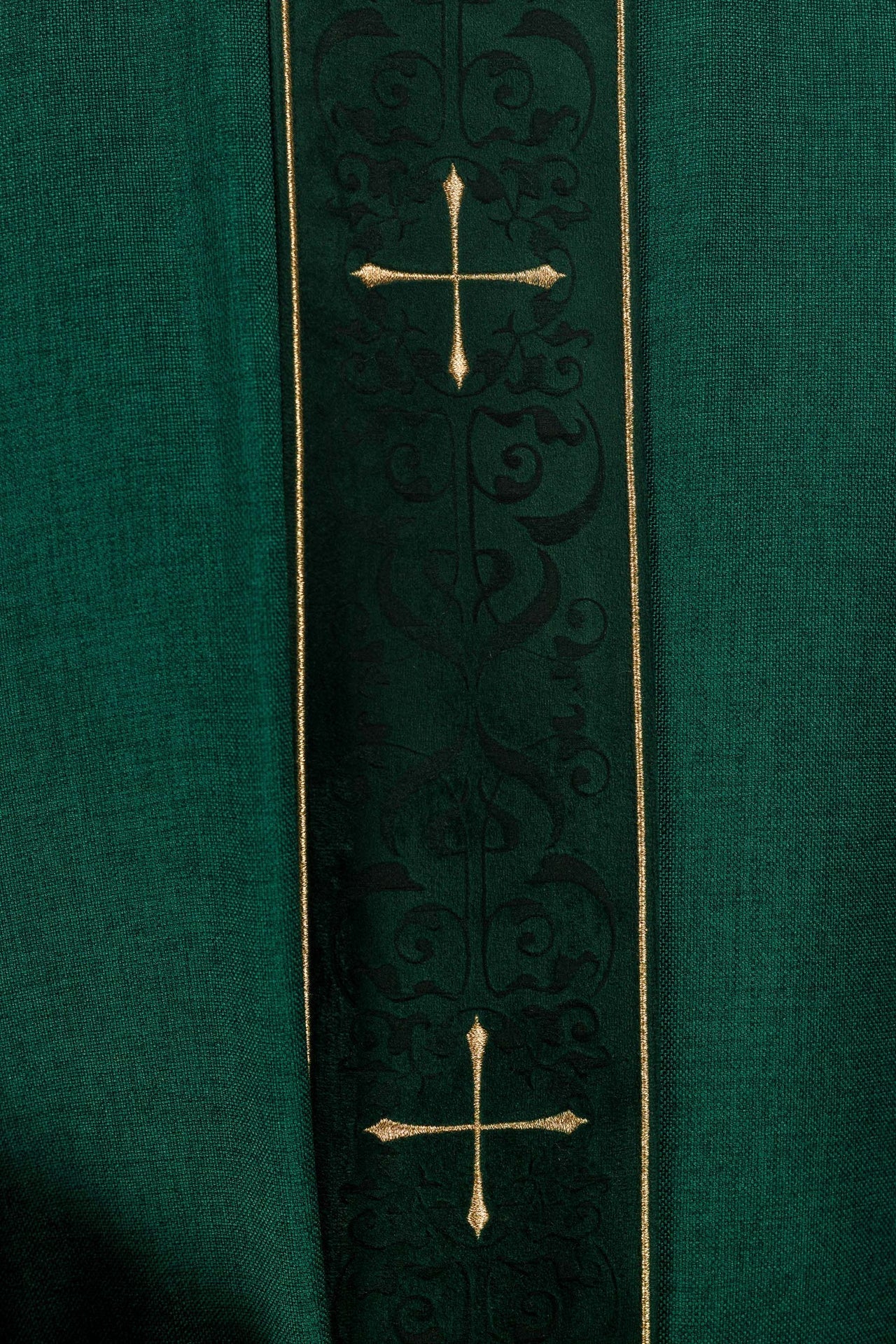 Ornat Liturgiczny Zielony z Haftowanym Pasem i Krzyżami - SZATYLITURGICZNE.PL