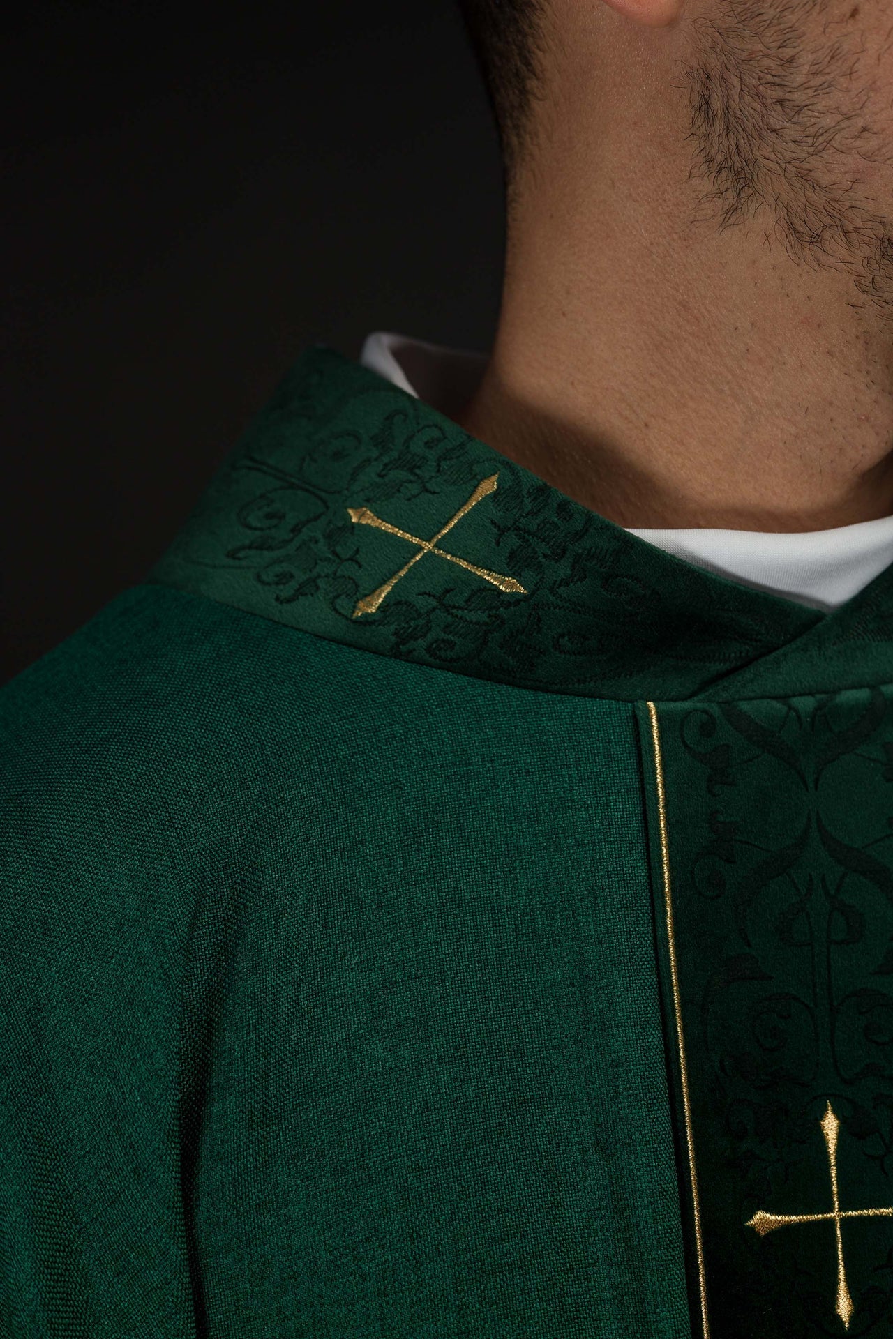 Ornat Liturgiczny Zielony z Haftowanym Pasem i Krzyżami - SZATYLITURGICZNE.PL