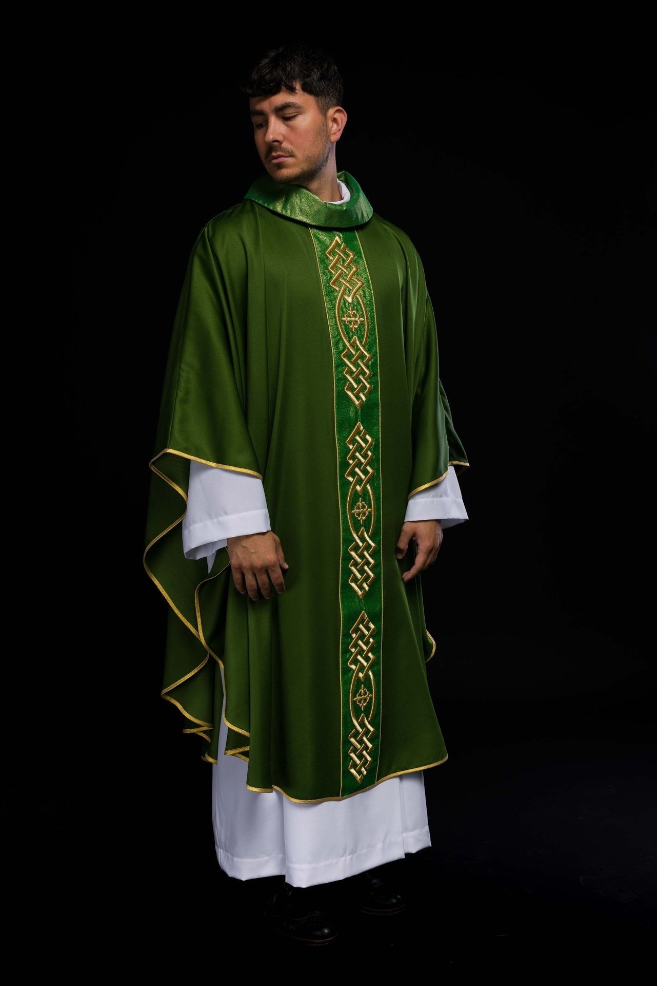 Ornat Liturgiczny Zielony z Haftowanym Pasem Krzyży - Polski Produkt - SZATYLITURGICZNE.PL