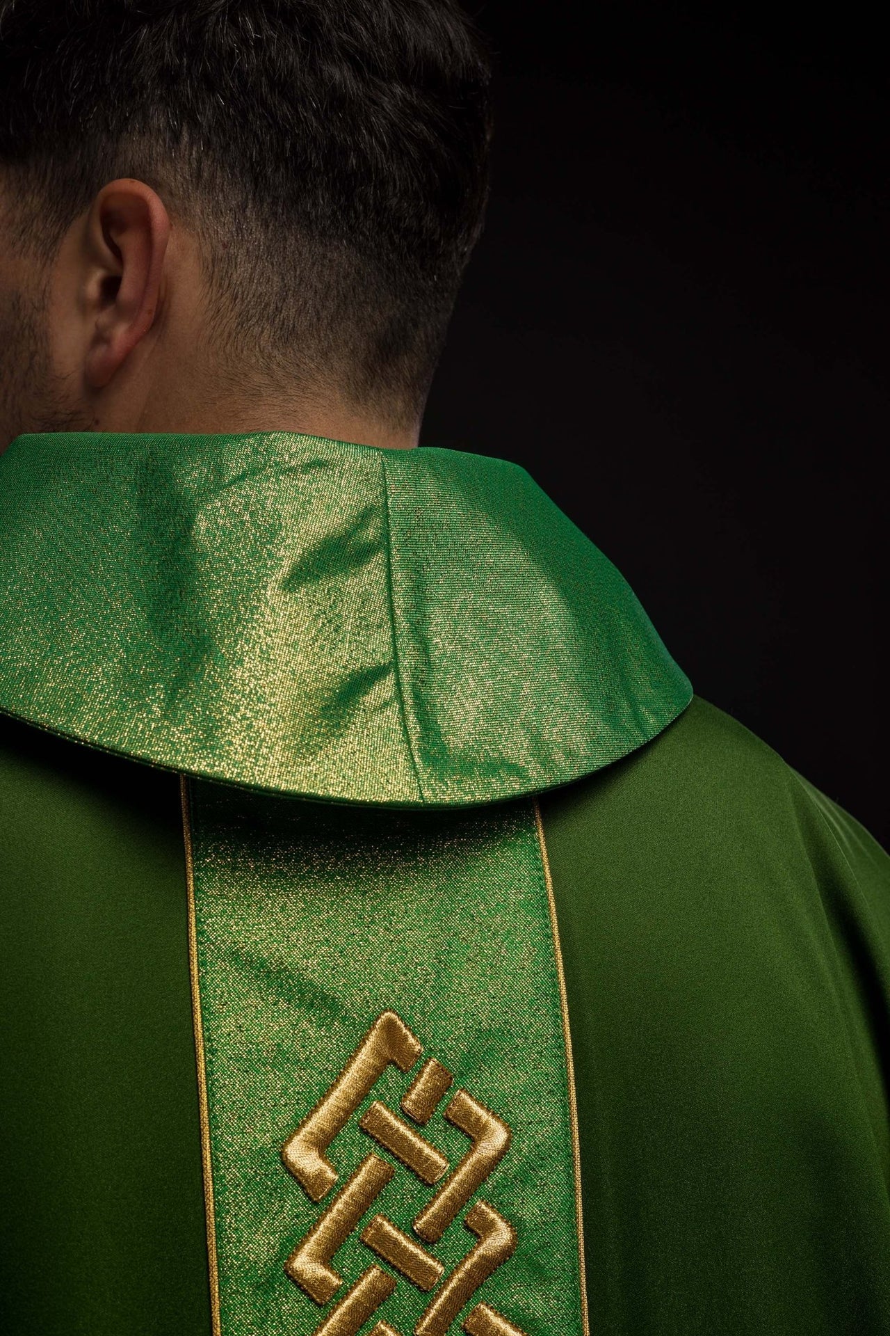 Ornat Liturgiczny Zielony z Haftowanym Pasem Krzyży - Polski Produkt - SZATYLITURGICZNE.PL