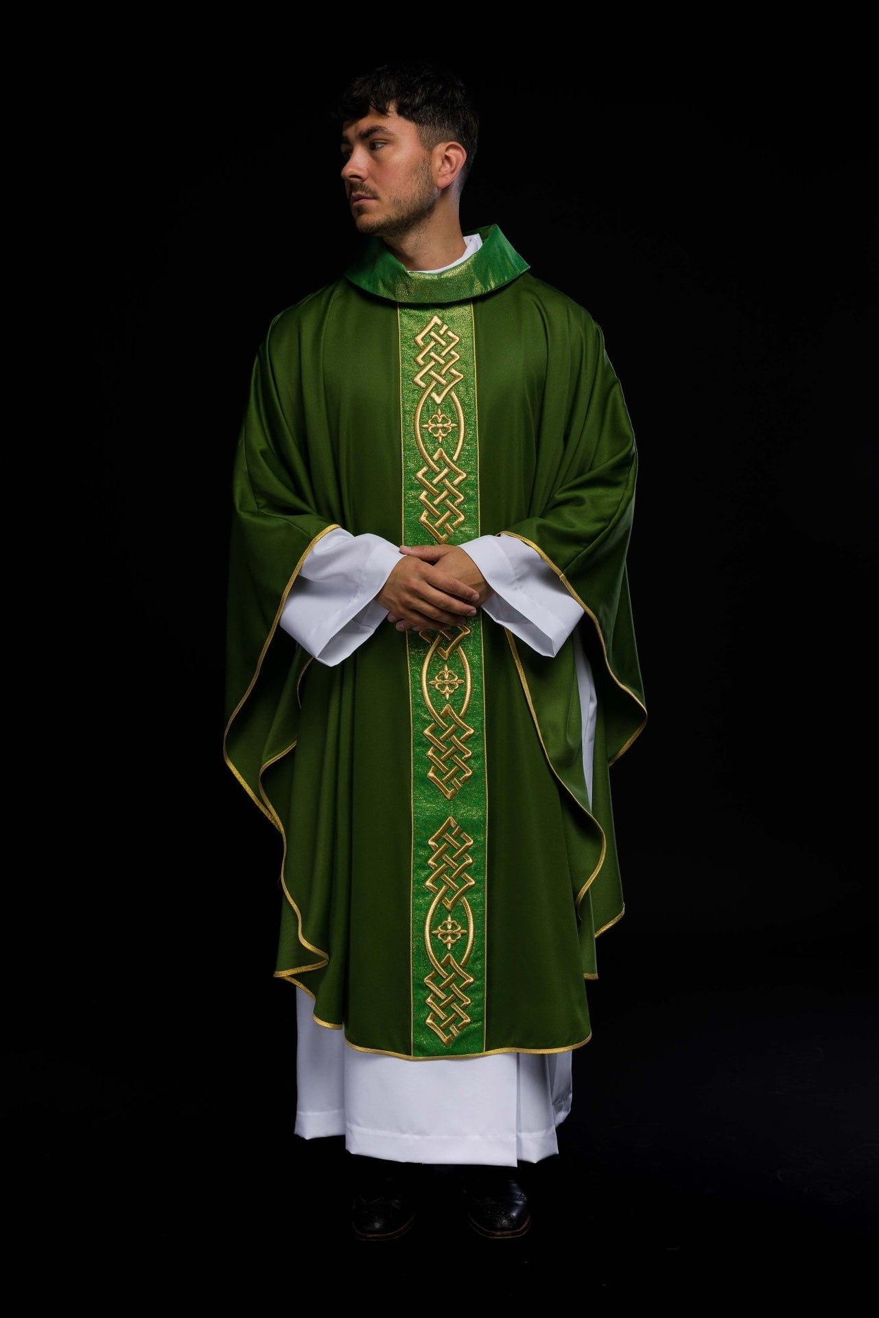 Ornat Liturgiczny Zielony z Haftowanym Pasem Krzyży - Polski Produkt - SZATYLITURGICZNE.PL