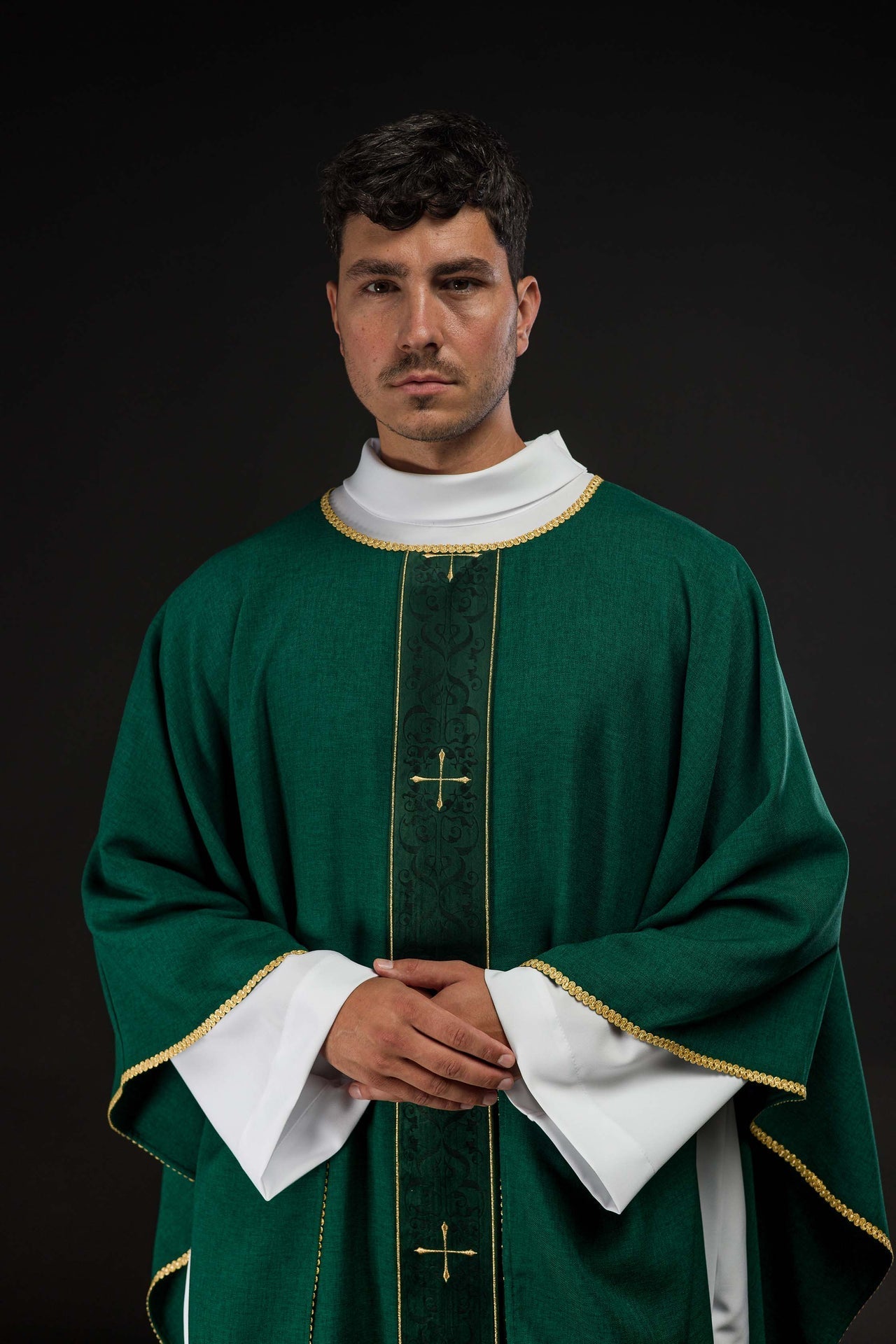 Ornat Liturgiczny Zielony z Haftowanym Pasem w Krzyże - Elegancki - SZATYLITURGICZNE.PL