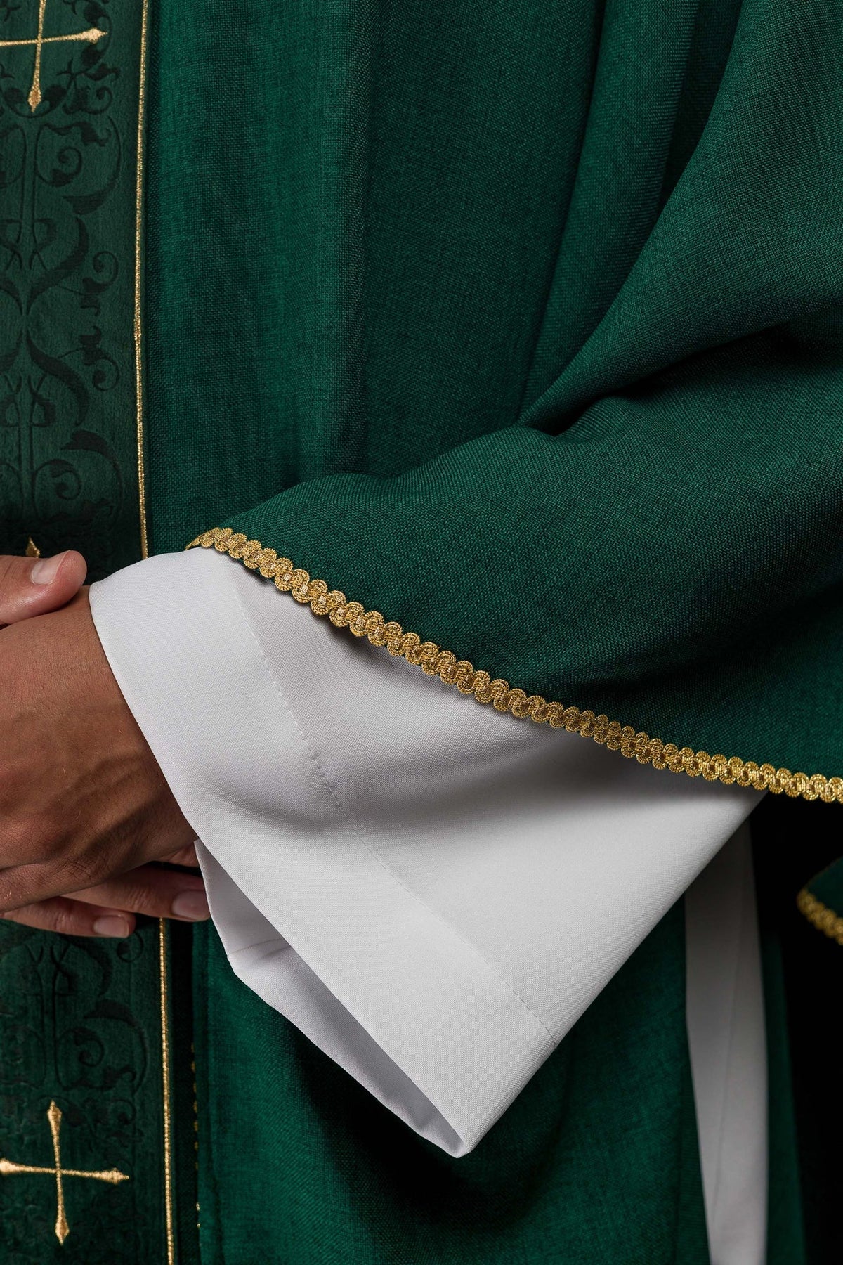 Ornat Liturgiczny Zielony z Haftowanym Pasem w Krzyże - Elegancki - SZATYLITURGICZNE.PL