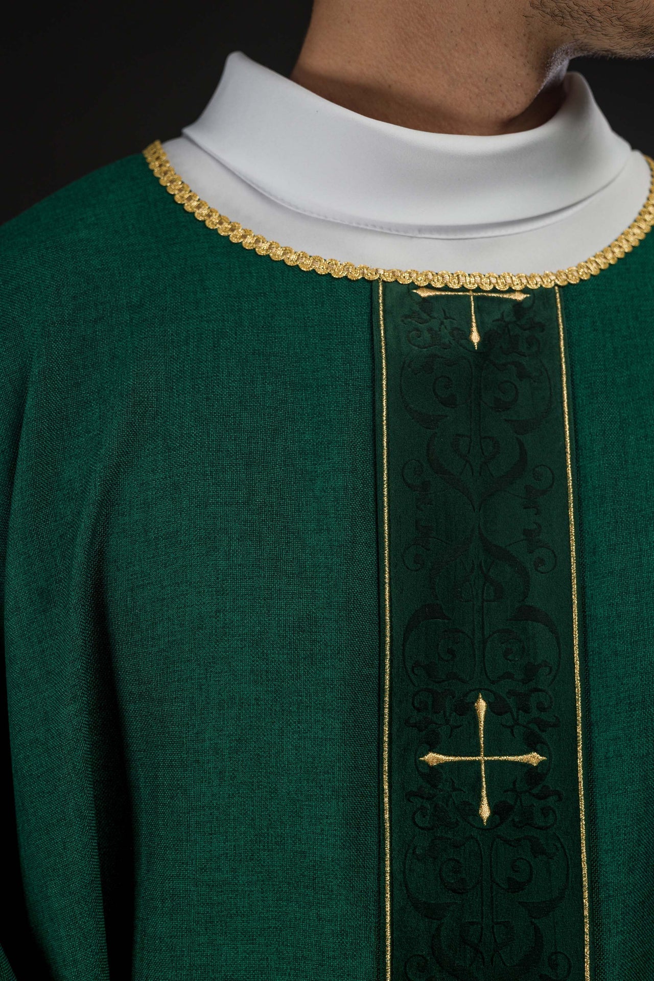 Ornat Liturgiczny Zielony z Haftowanym Pasem w Krzyże - Elegancki - SZATYLITURGICZNE.PL