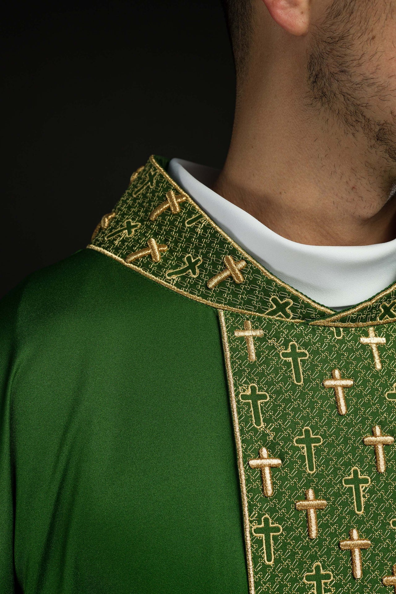 Ornat Liturgiczny Zielony z Haftowanym Pasem w Krzyże - Polska Produkcja - SZATYLITURGICZNE.PL
