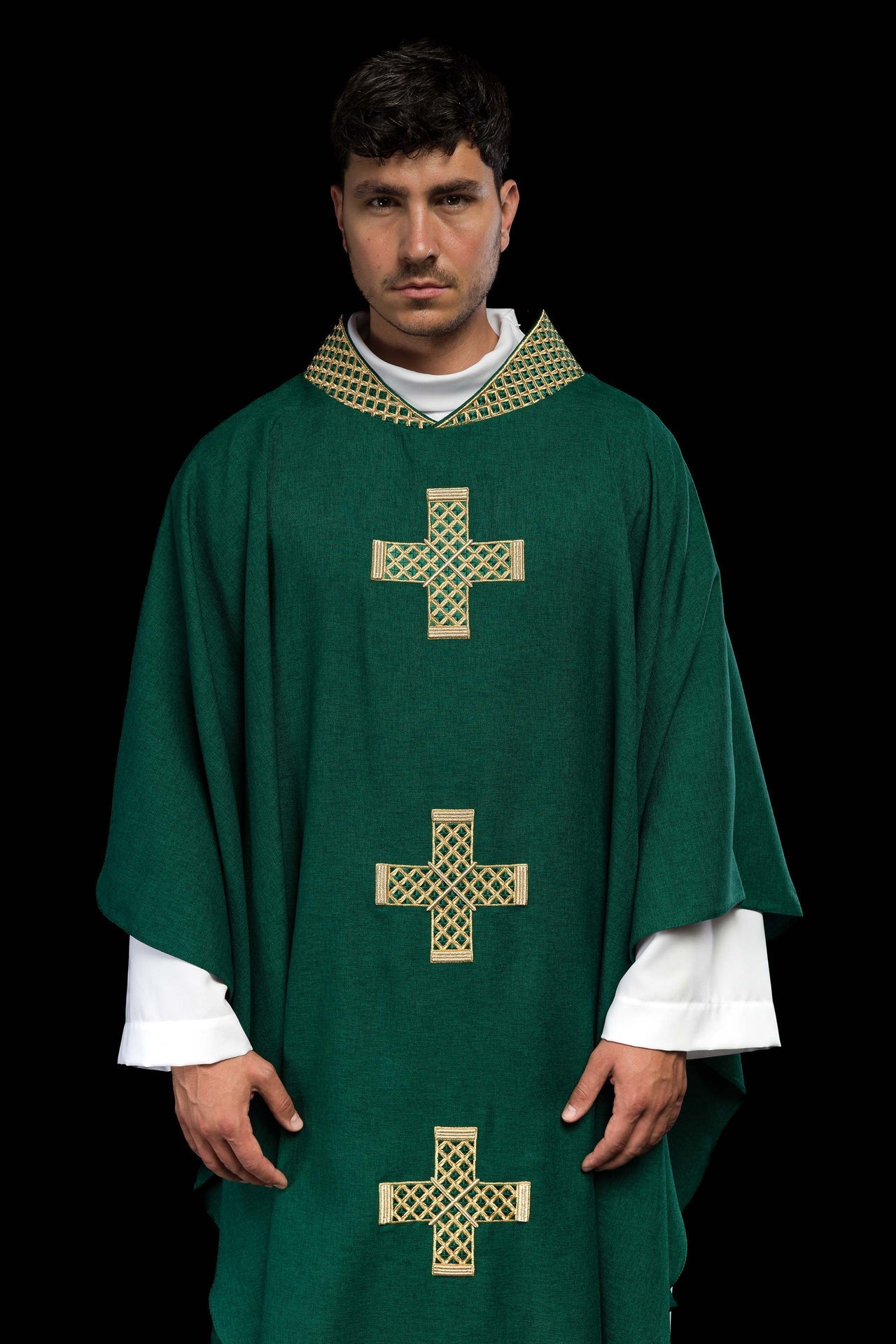 Ornat Liturgiczny Zielony z Haftowanymi Krzyżami i Kołnierzem - SZATYLITURGICZNE.PL