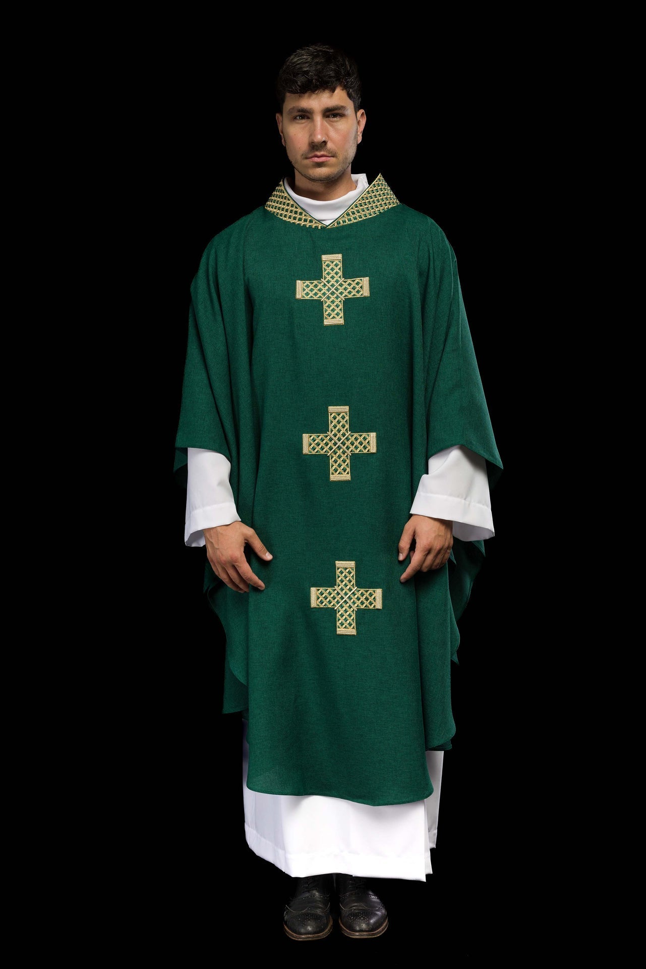 Ornat Liturgiczny Zielony z Haftowanymi Krzyżami i Kołnierzem - SZATYLITURGICZNE.PL