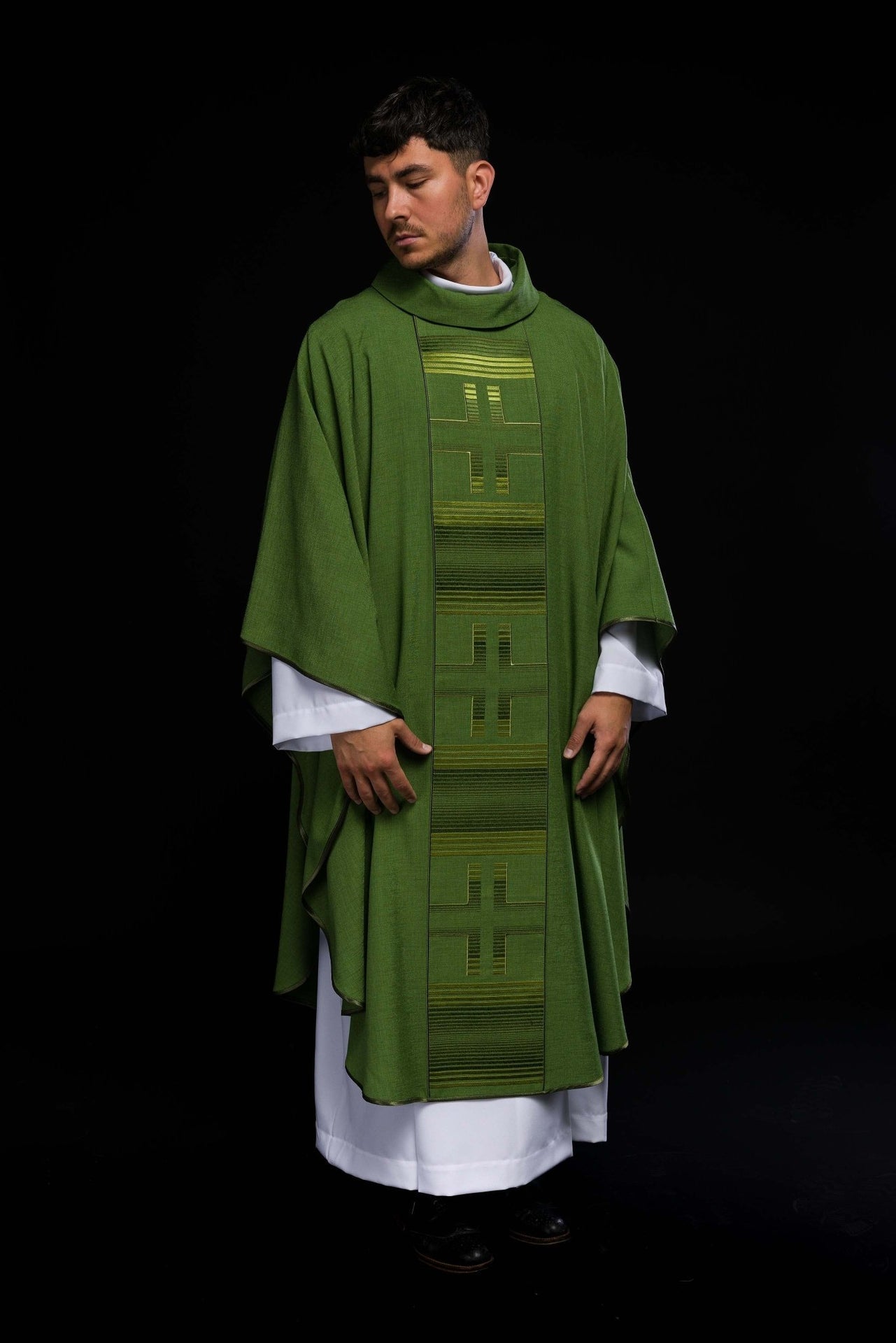 Ornat Liturgiczny Zielony z Haftowanymi Krzyżami - Polski Producent - SZATYLITURGICZNE.PL
