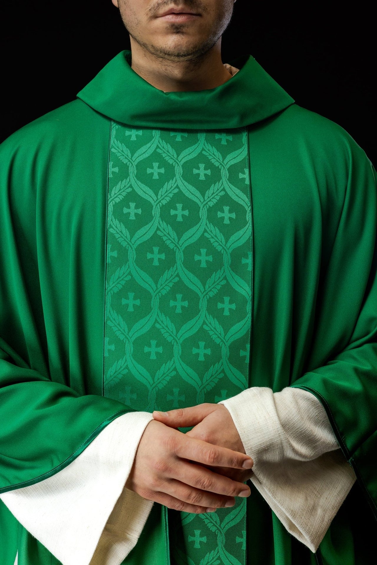 Ornat Liturgiczny Zielony z Żakardowym Pasem w Krzyże - SZATYLITURGICZNE.PL