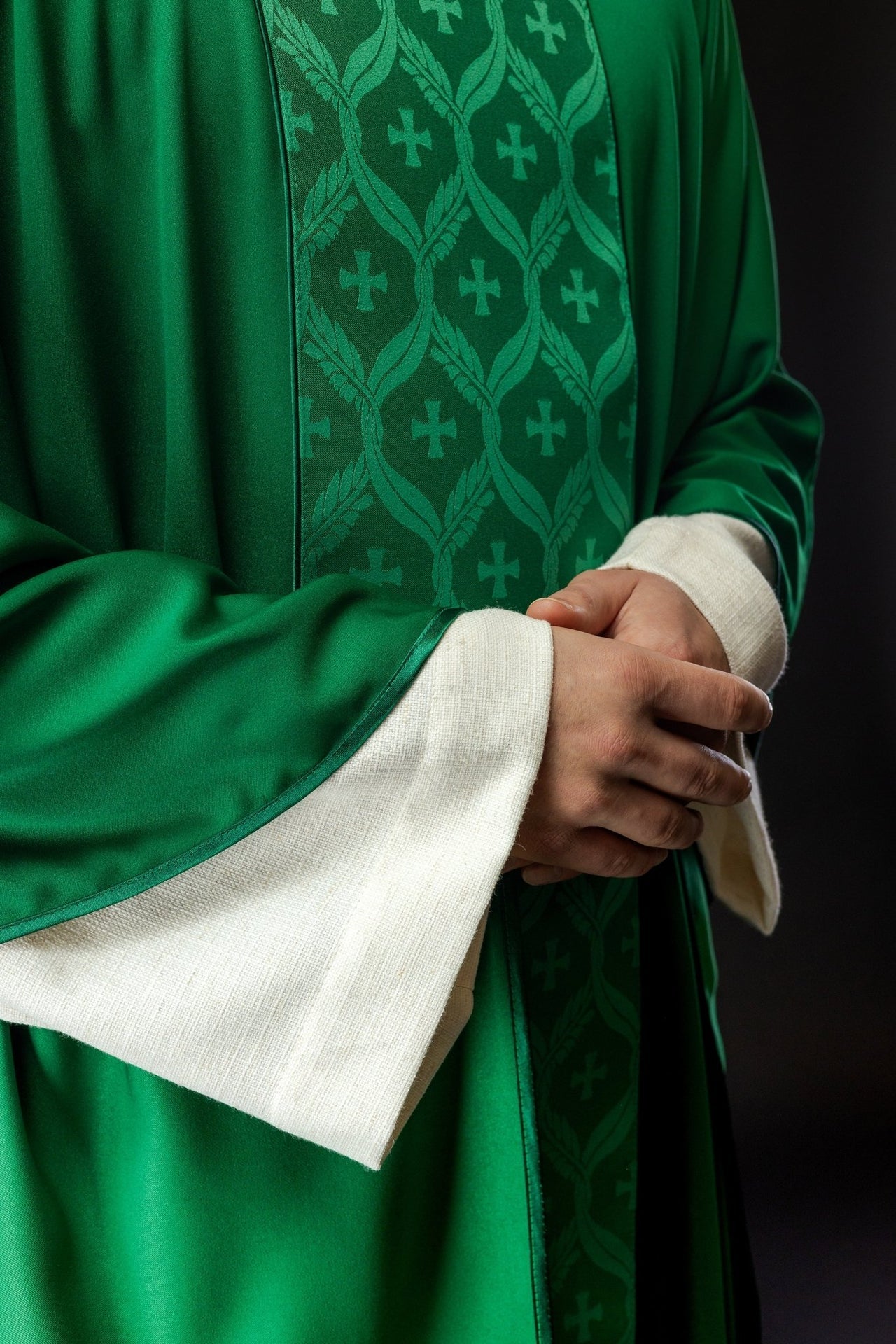 Ornat Liturgiczny Zielony z Żakardowym Pasem w Krzyże - SZATYLITURGICZNE.PL