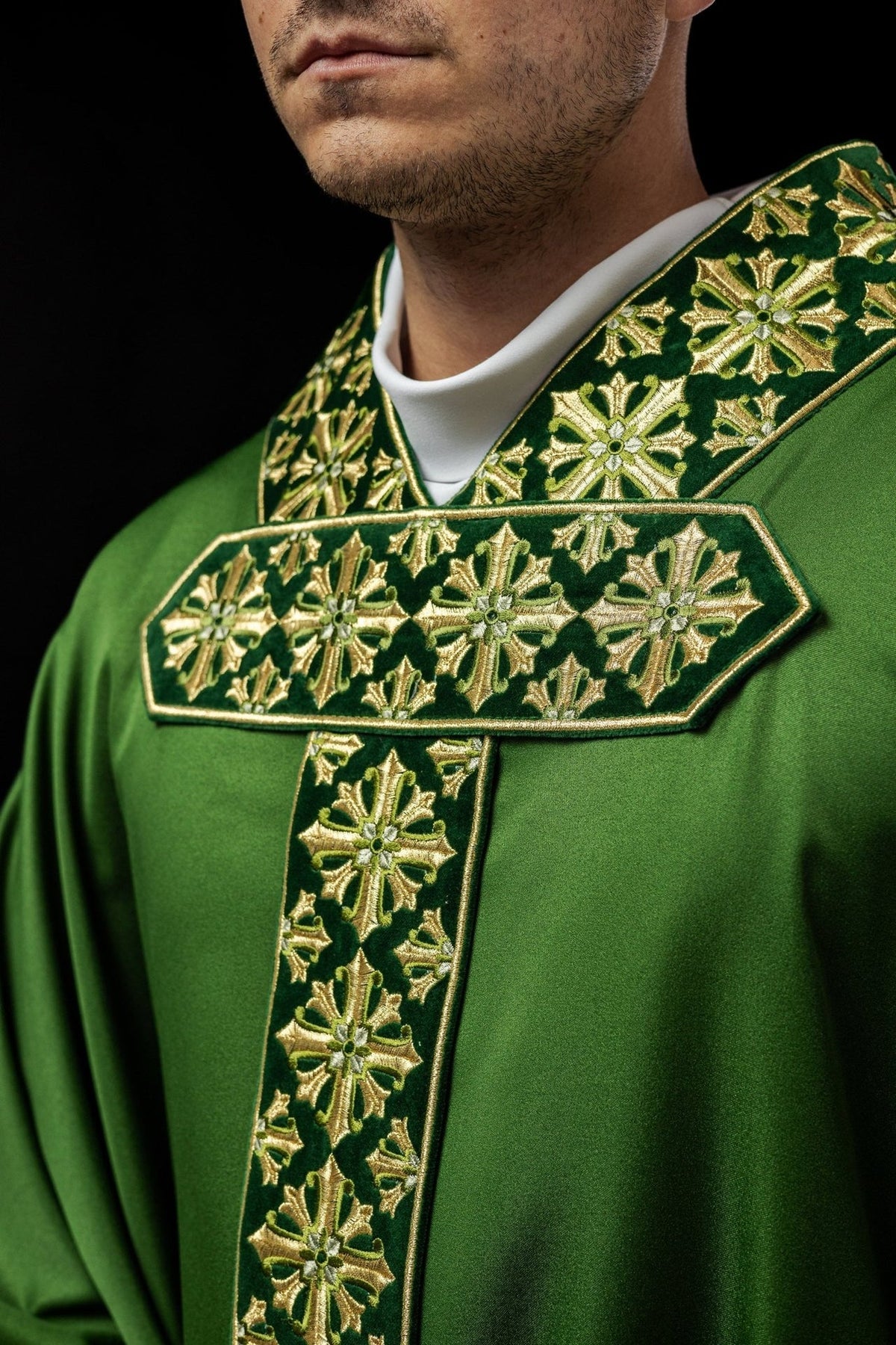 Ornat Liturgiczny Zielony z Złotym Haftem Krzyży - SZATYLITURGICZNE.PL