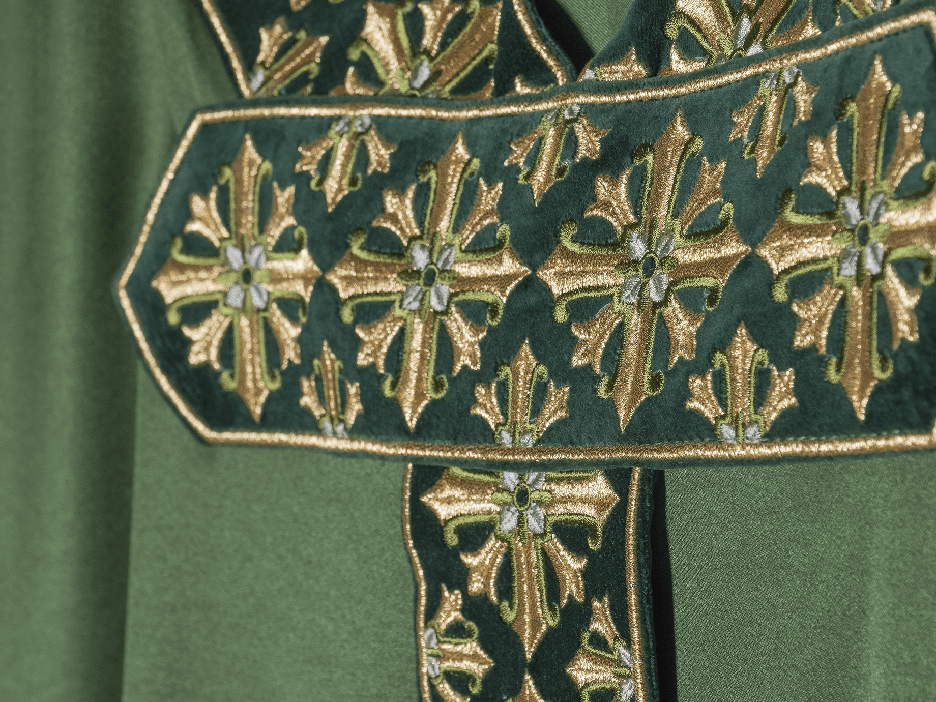 Ornat Liturgiczny Zielony z Złotym Haftem Krzyży - SZATYLITURGICZNE.PL