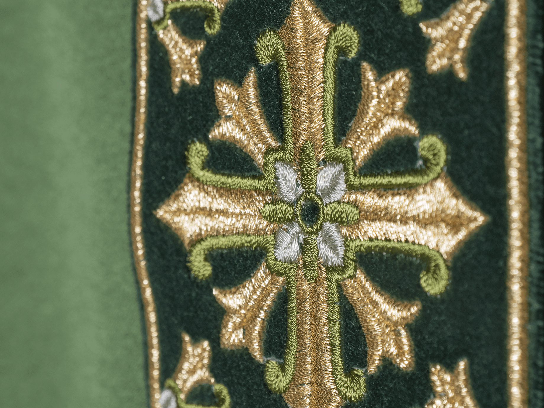 Ornat Liturgiczny Zielony z Złotym Haftem Krzyży - SZATYLITURGICZNE.PL