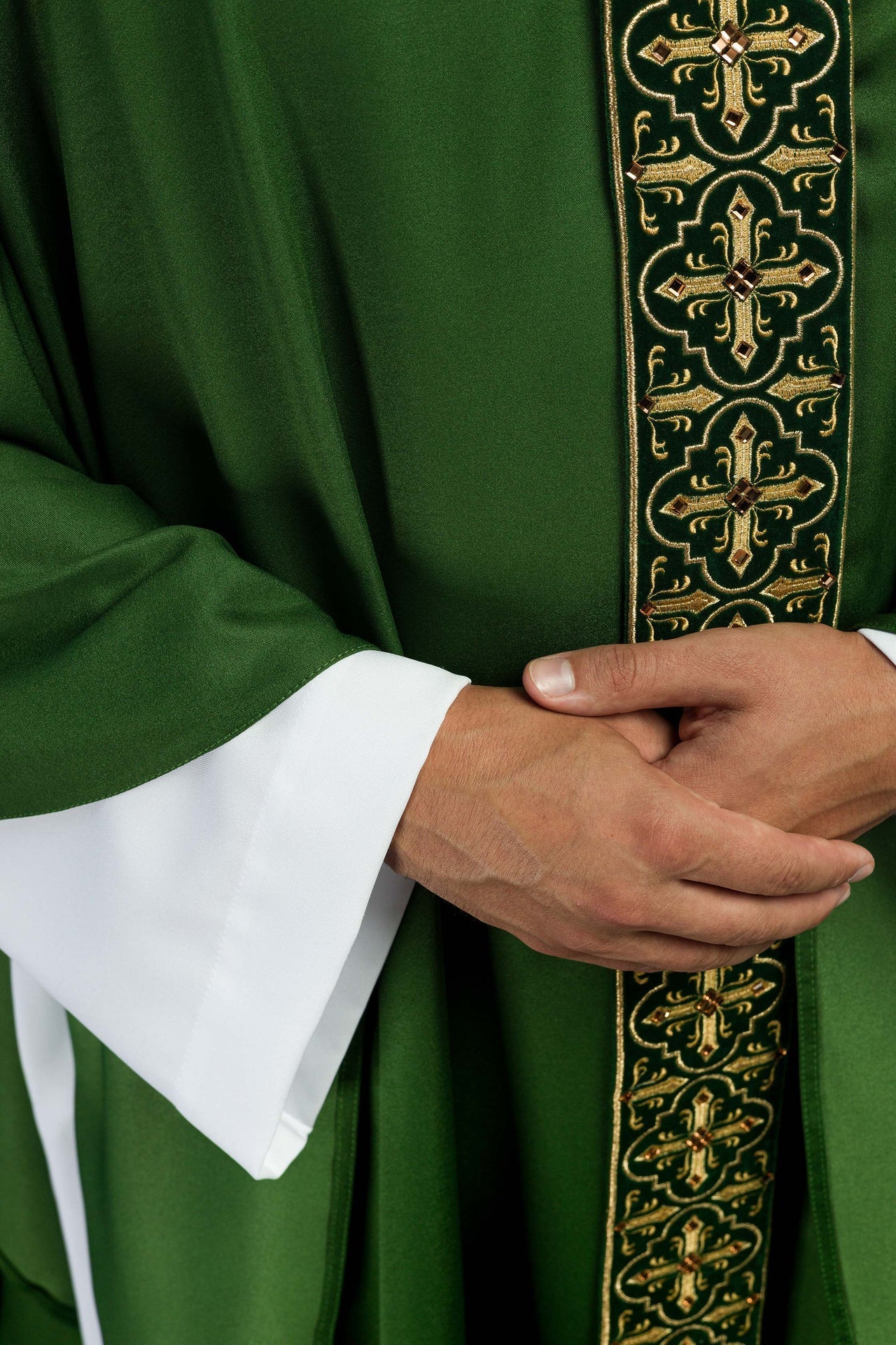 Ornat Liturgiczny Zielony Zdobiony Kamieniami i Złotym Krzyżem - SZATYLITURGICZNE.PL