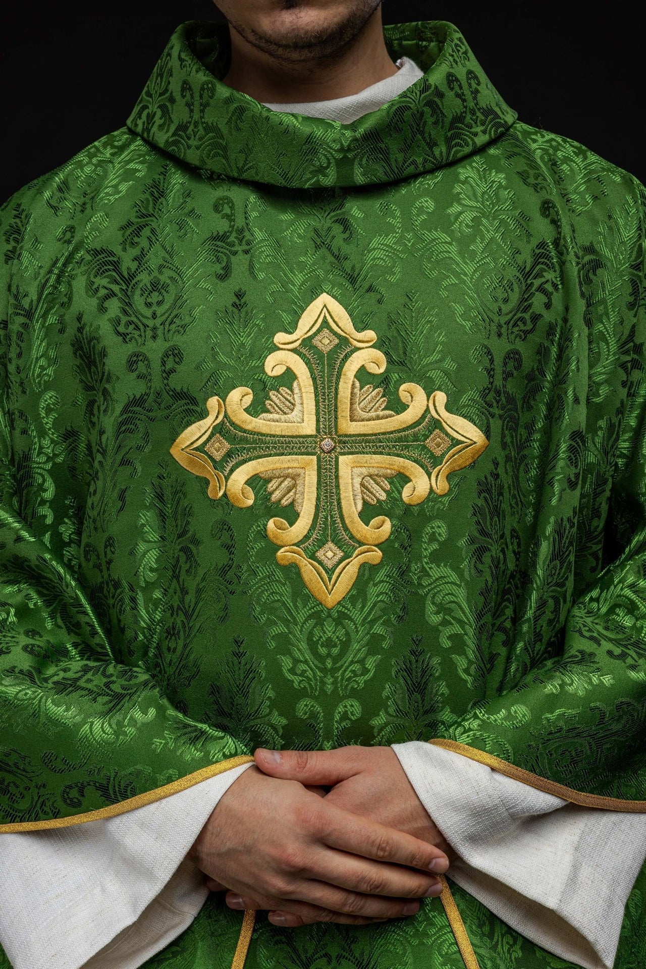 Ornat Liturgiczny Zielony ze Złotym Krzyżem i Stułą - SZATYLITURGICZNE.PL
