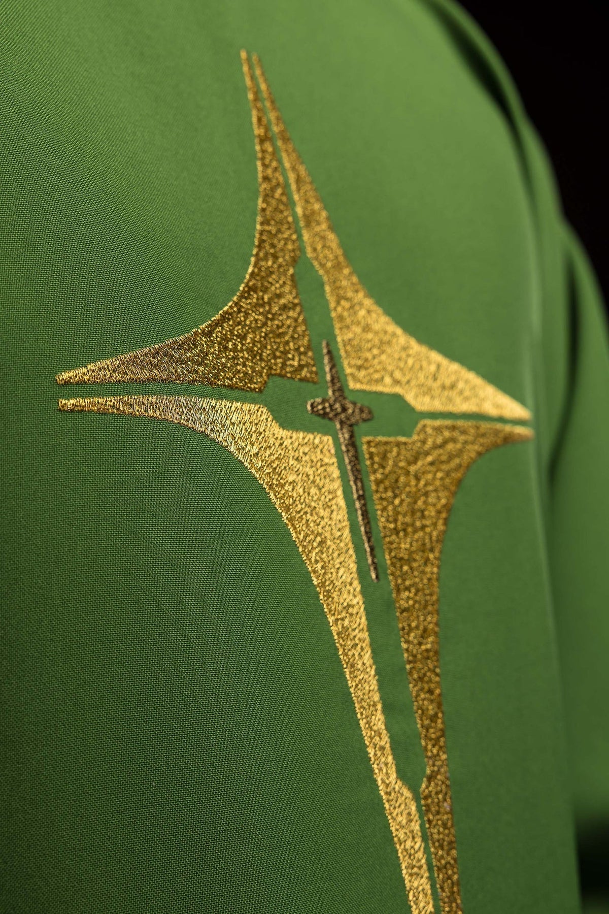 Ornat Liturgiczny Zielony ze Złotym Krzyżem IHS - Polski Haft - SZATYLITURGICZNE.PL