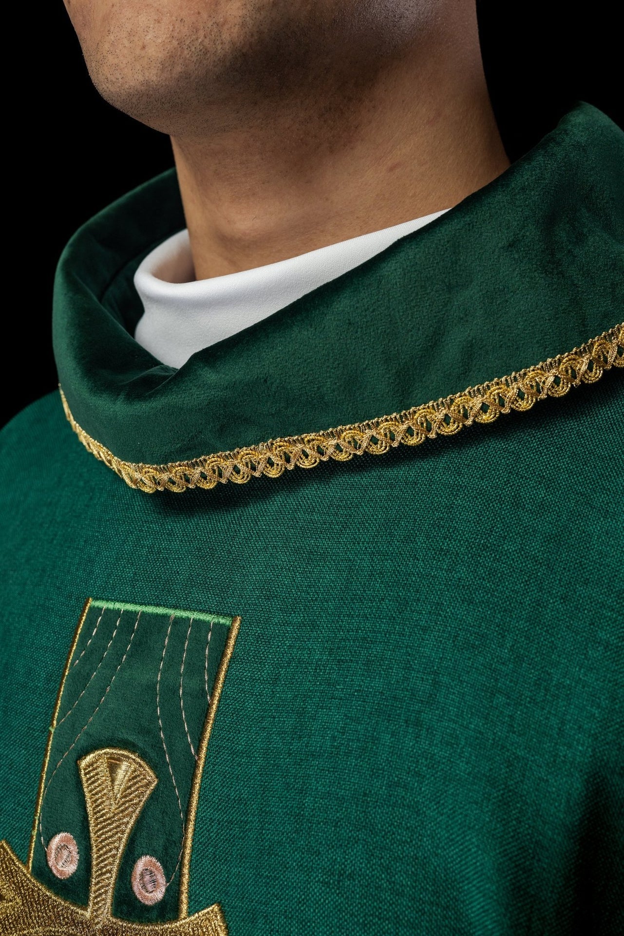 Ornat Liturgiczny Zielony ze Złotymi Krzyżami i Lamówką - SZATYLITURGICZNE.PL