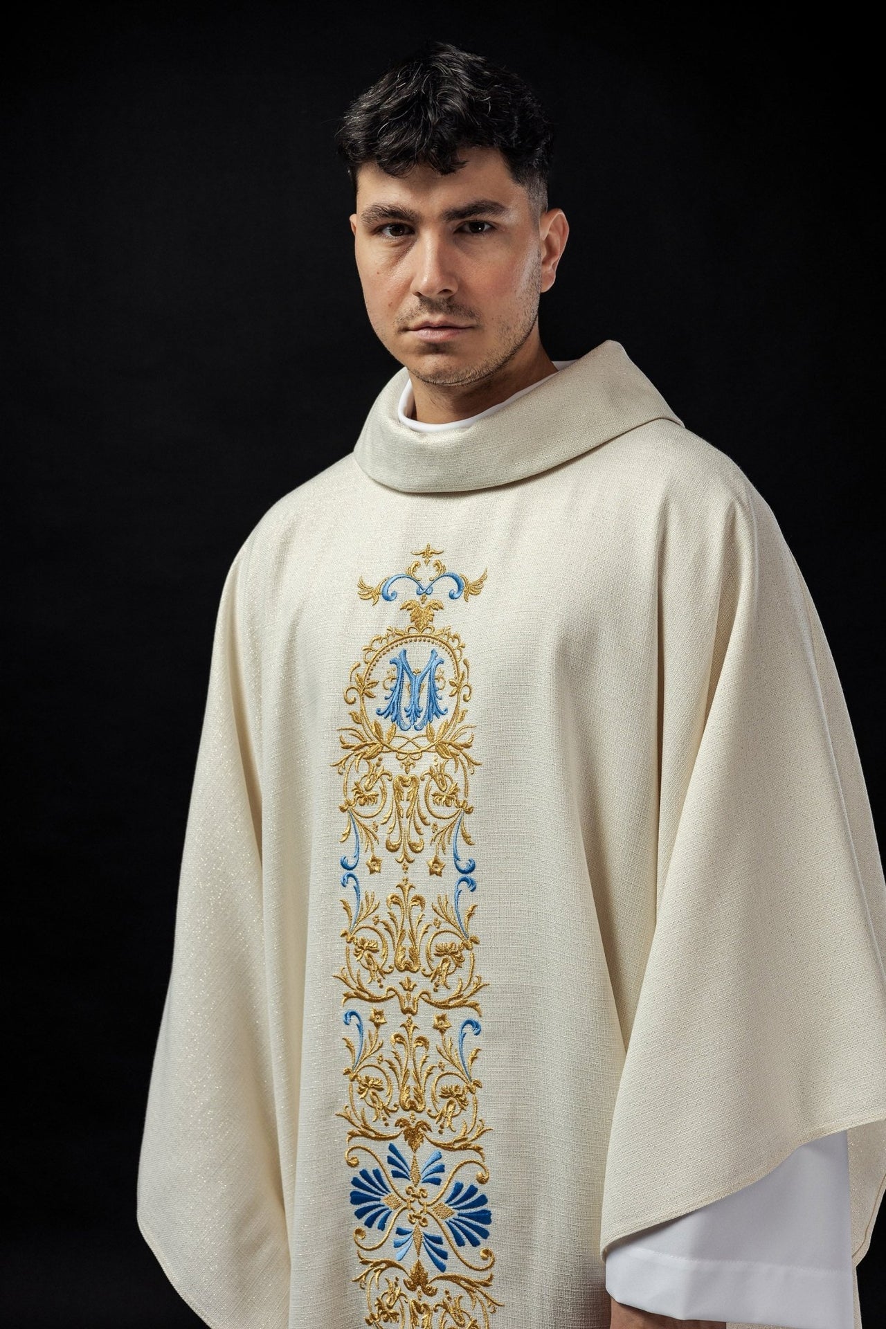 Ornat Liturgiczny Złota Nitka - Błyszcząca Tkanina, Polski Produkt - SZATYLITURGICZNE.PL