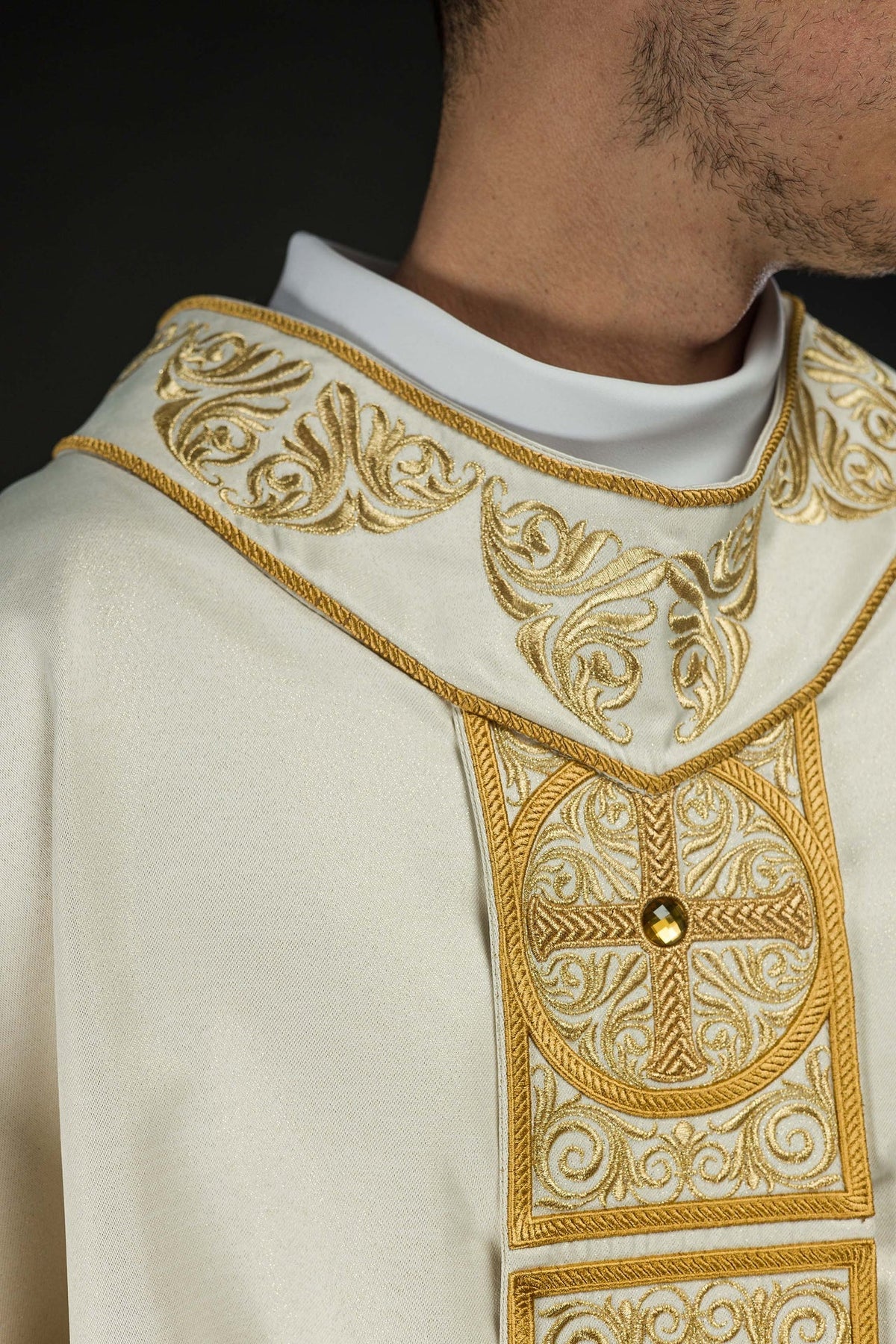 Ornat Liturgiczny Złoty z Haftem i Kamieniami Fasetowanymi - SZATYLITURGICZNE.PL