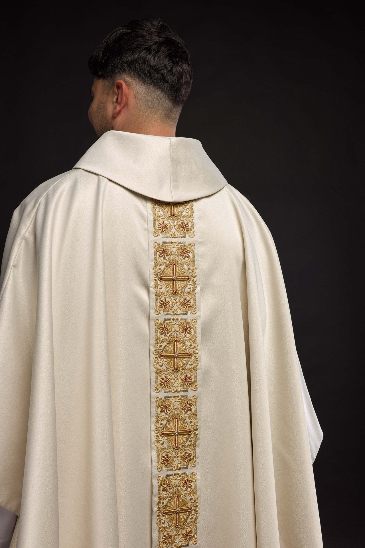 Ornat Liturgiczny Złoty z Haftem i Kamieniami Fasetowanymi - SZATYLITURGICZNE.PL