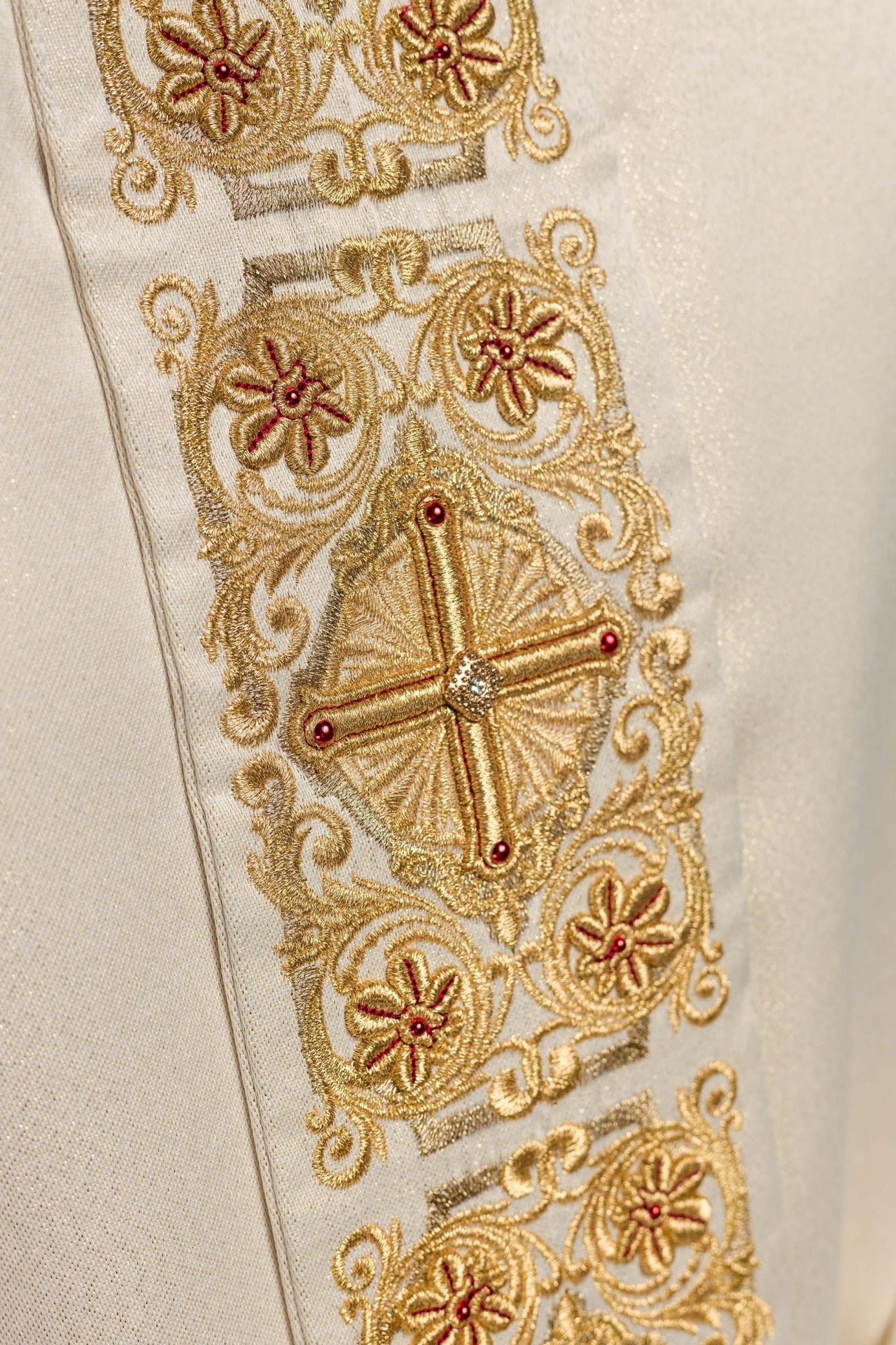 Ornat Liturgiczny Złoty z Haftem i Kamieniami Fasetowanymi - SZATYLITURGICZNE.PL