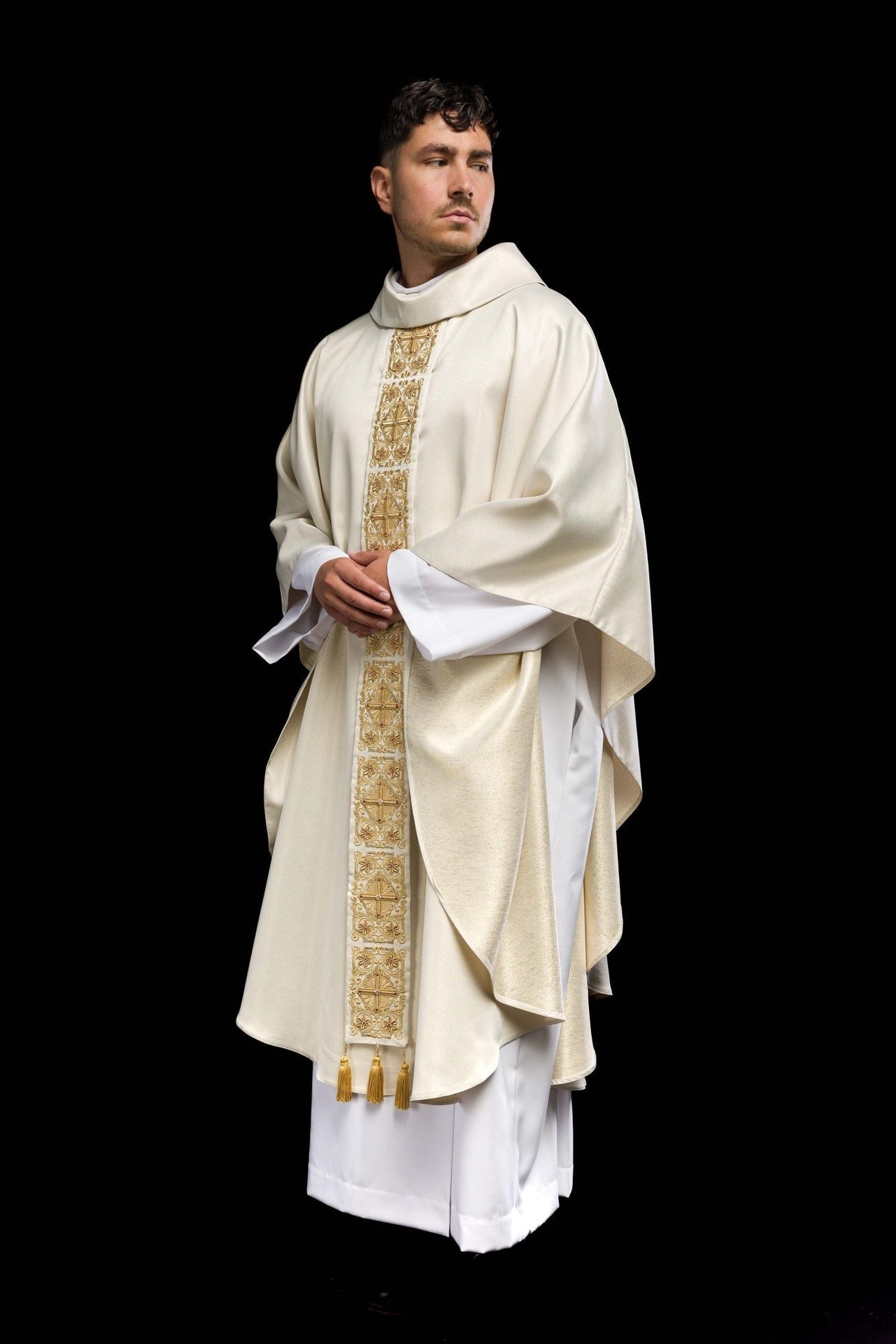 Ornat Liturgiczny Złoty z Haftem i Kamieniami Fasetowanymi - SZATYLITURGICZNE.PL