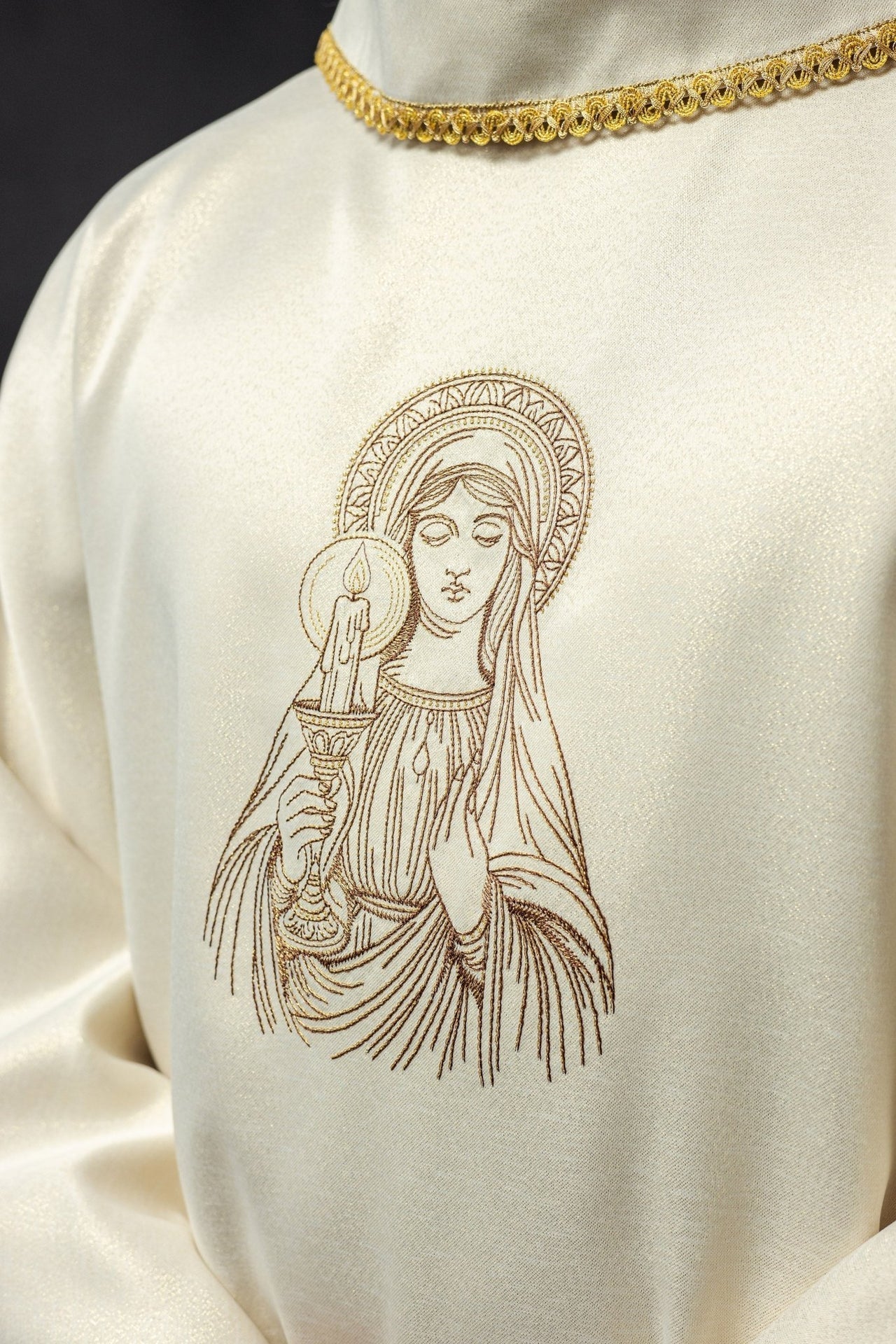 Ornat Liturgiczny Złoty z Haftem Matki Boskiej Gromnicznej - SZATYLITURGICZNE.PL
