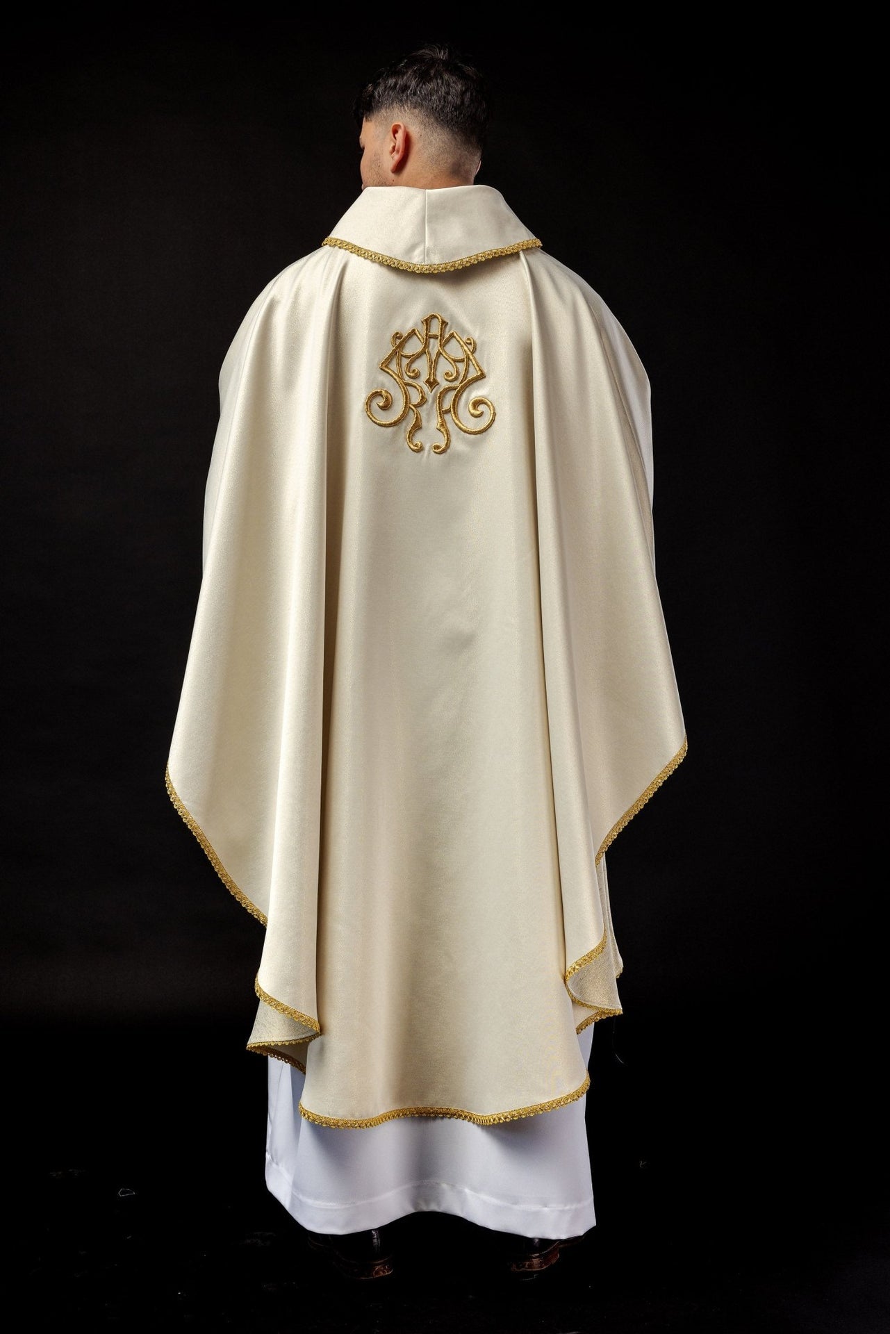 Ornat Liturgiczny Złoty z Haftem Matki Boskiej Gromnicznej - SZATYLITURGICZNE.PL