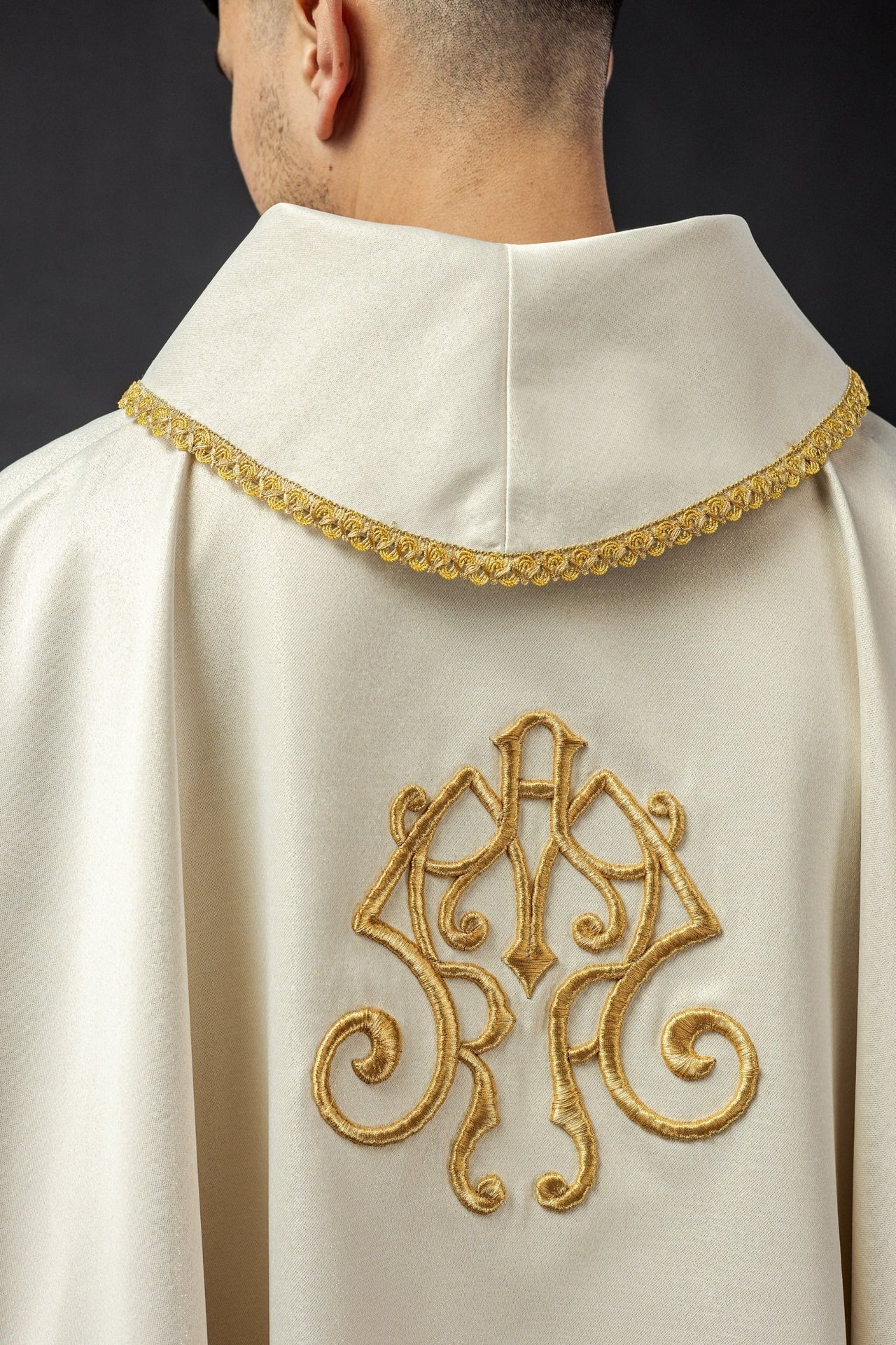 Ornat Liturgiczny Złoty z Haftem Matki Boskiej Gromnicznej - SZATYLITURGICZNE.PL