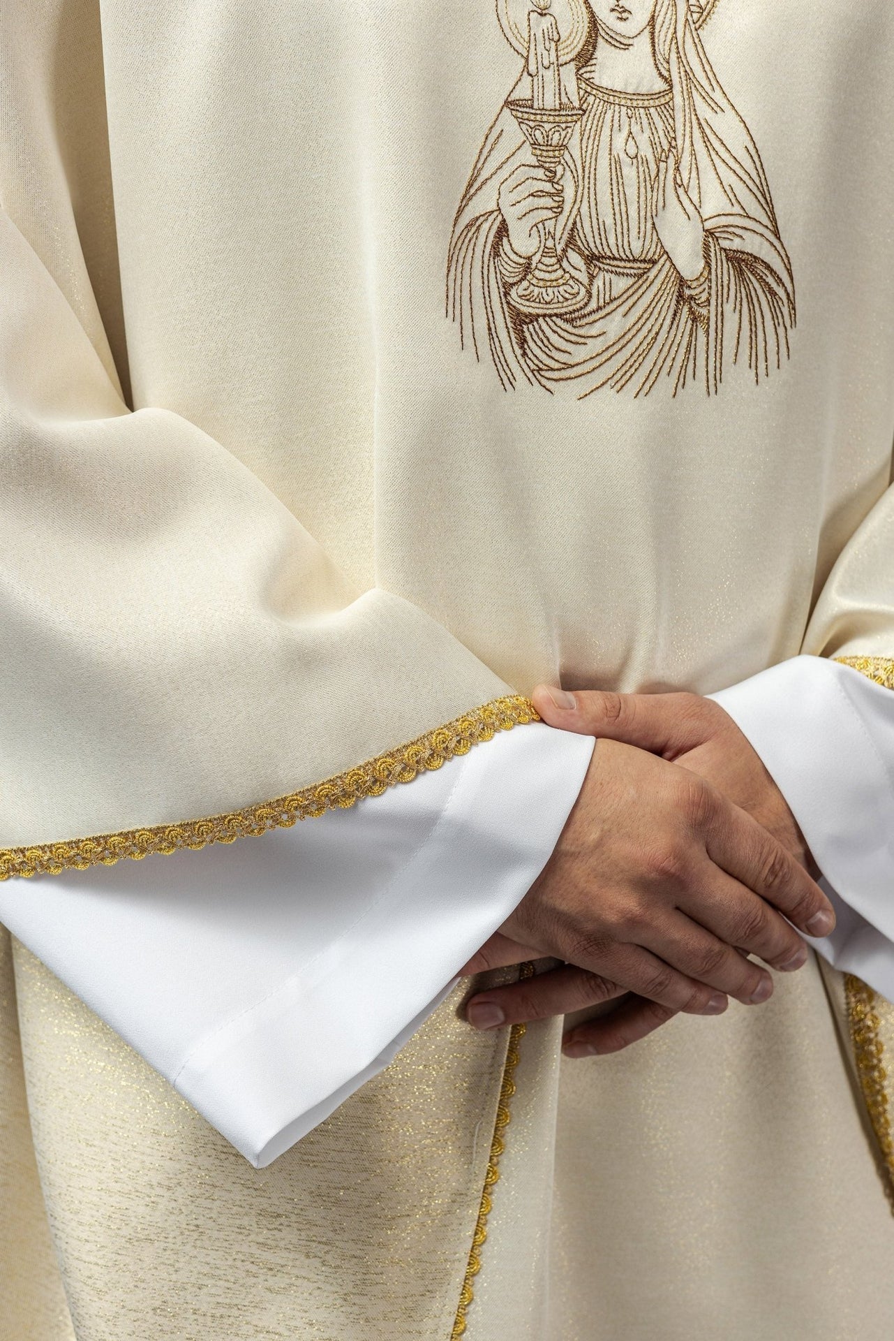 Ornat Liturgiczny Złoty z Haftem Matki Boskiej Gromnicznej - SZATYLITURGICZNE.PL